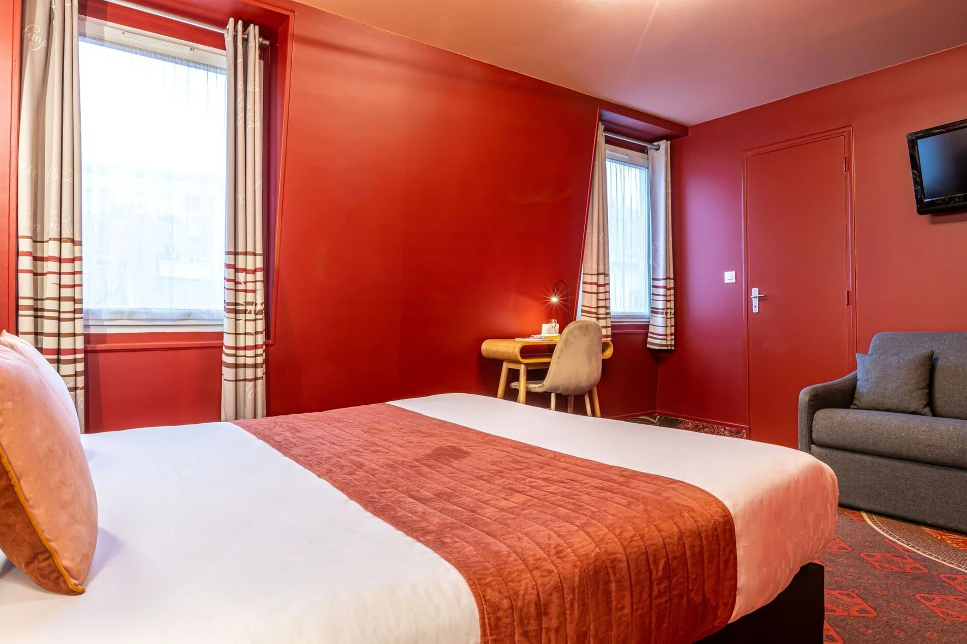 Chambre Triple lumineuse de l'Hôtel Ariane Montparnasse avec espace de travail, coin détente et Wi-Fi gratuit à Paris
