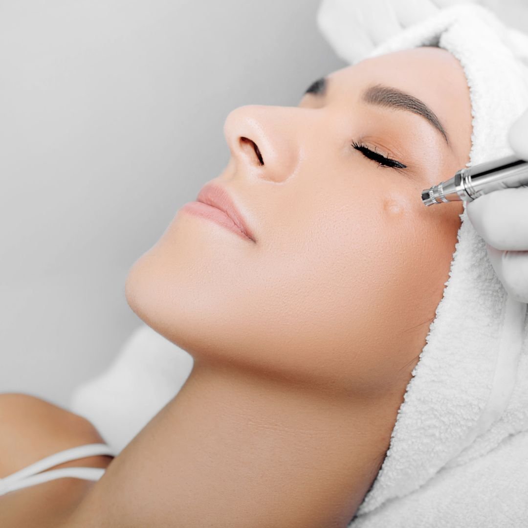 Soin du visage technologique au Mont Spa Les Trésoms à Annecy, pour une peau éclatante.