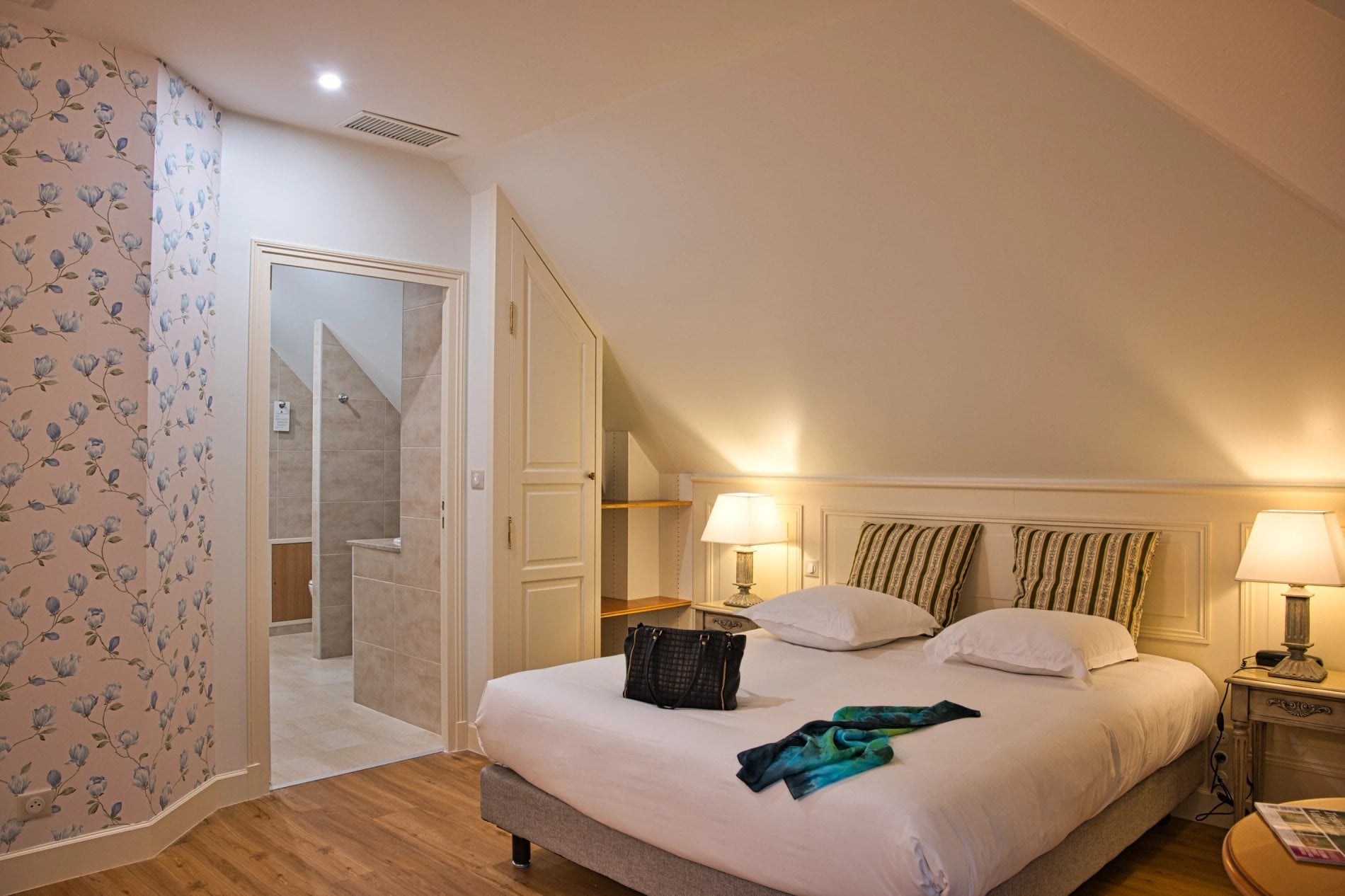 Chambre d'hôtel confortable avec lit double et décoration élégante au Best Western Plus Masqhotel à La Rochelle