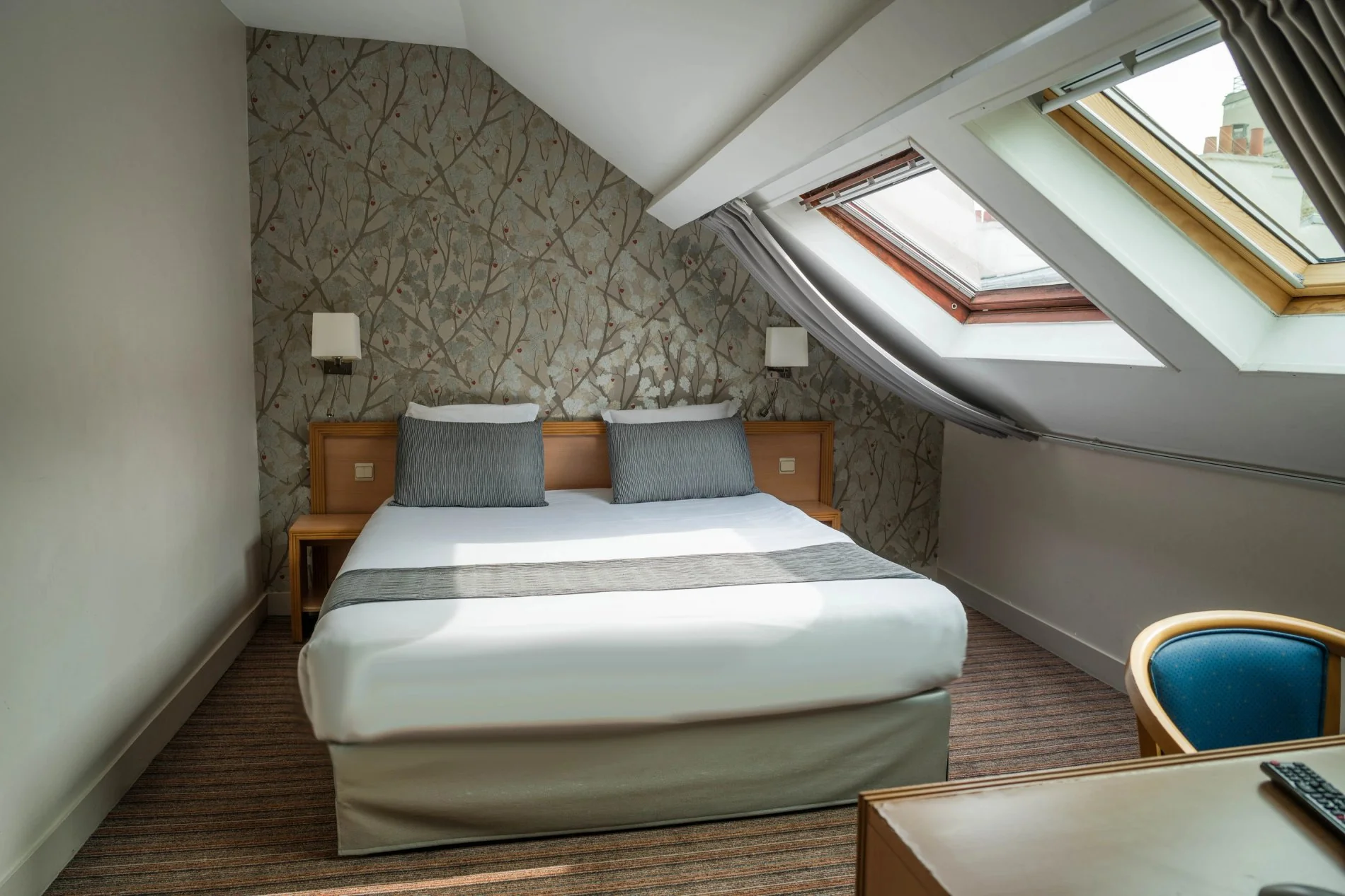 Détail de la décoration dans une Chambre Confort au Timhotel, avec coussins rouges