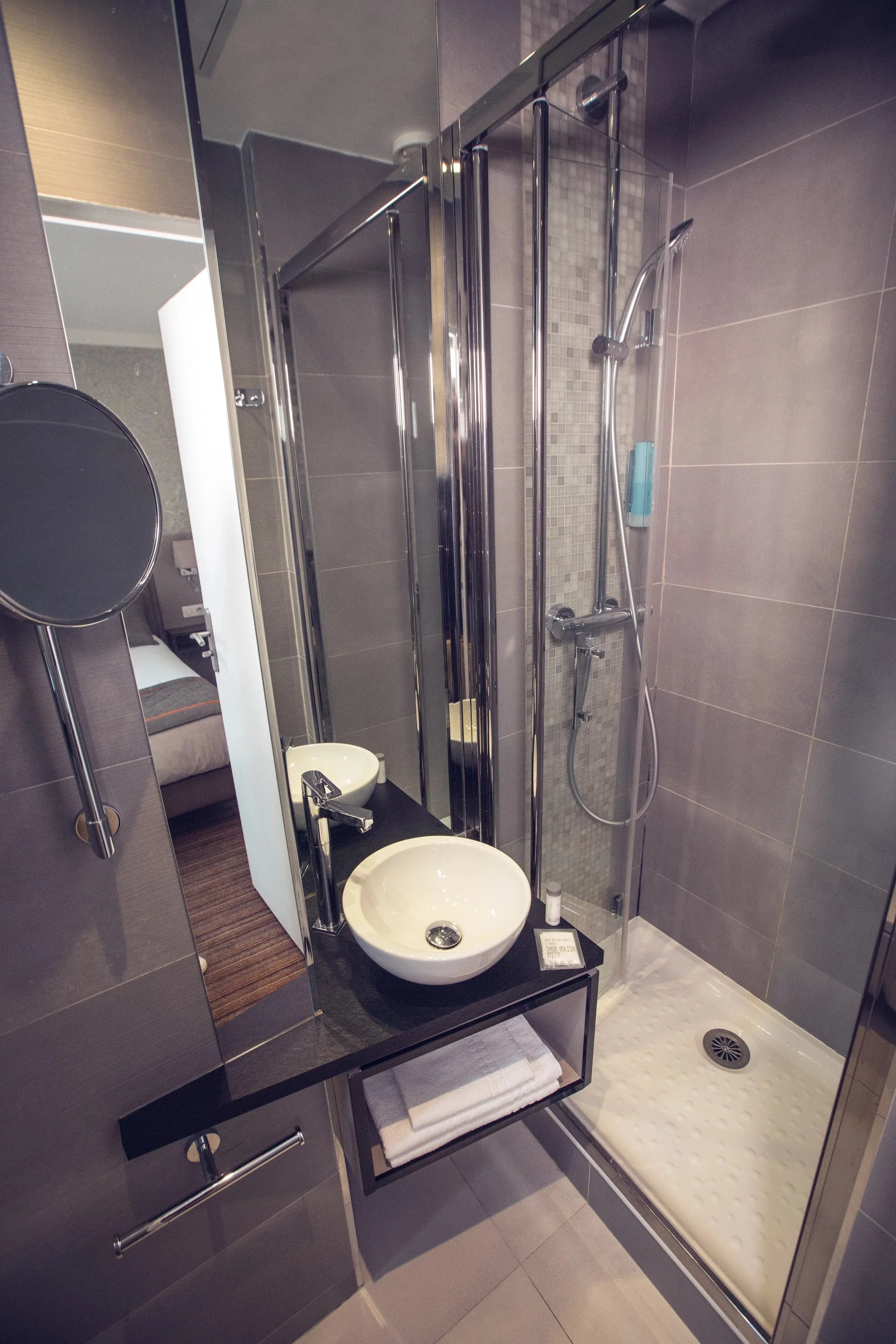 Salle de bain moderne au Timhotel, avec douche à l'italienne