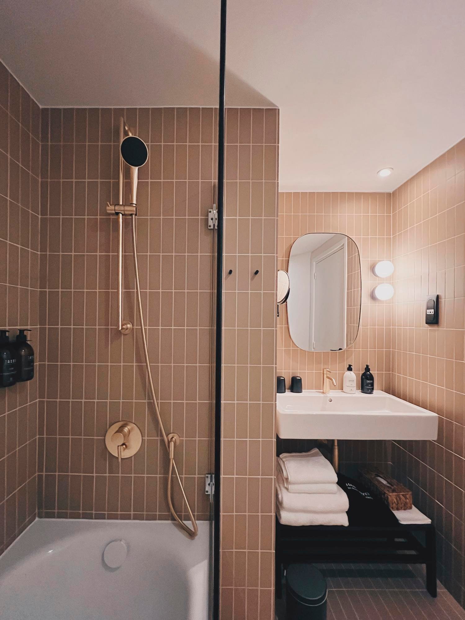 Nuage Paris Hotel | bathroom bath Deluxe room
