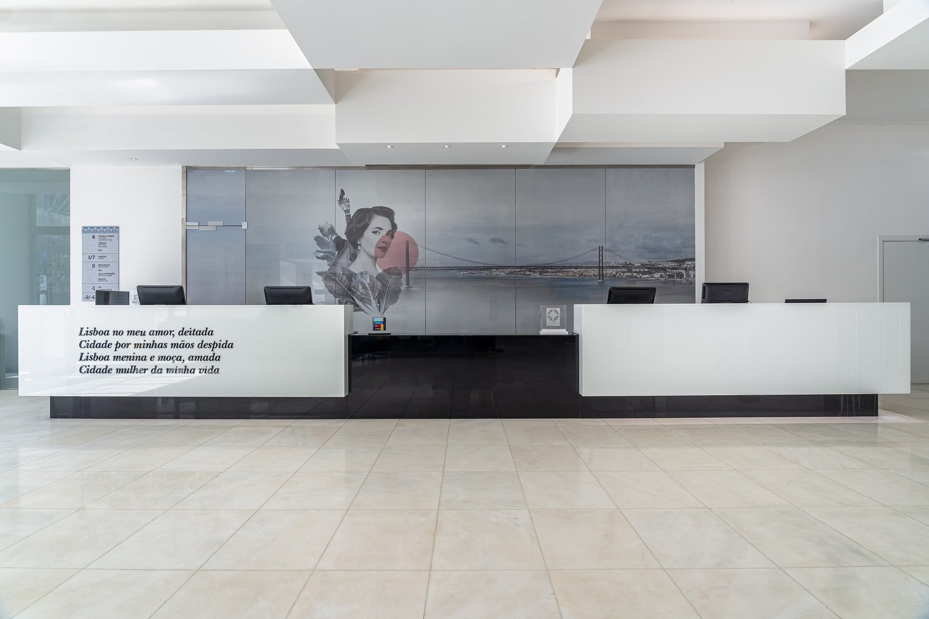 Ampia zona con comodi divani alla reception del Jupiter Lisboa Hotel