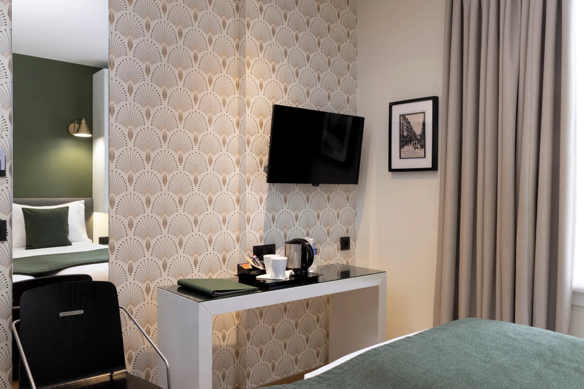 Hotel Brady Superior Room Desk Kettle