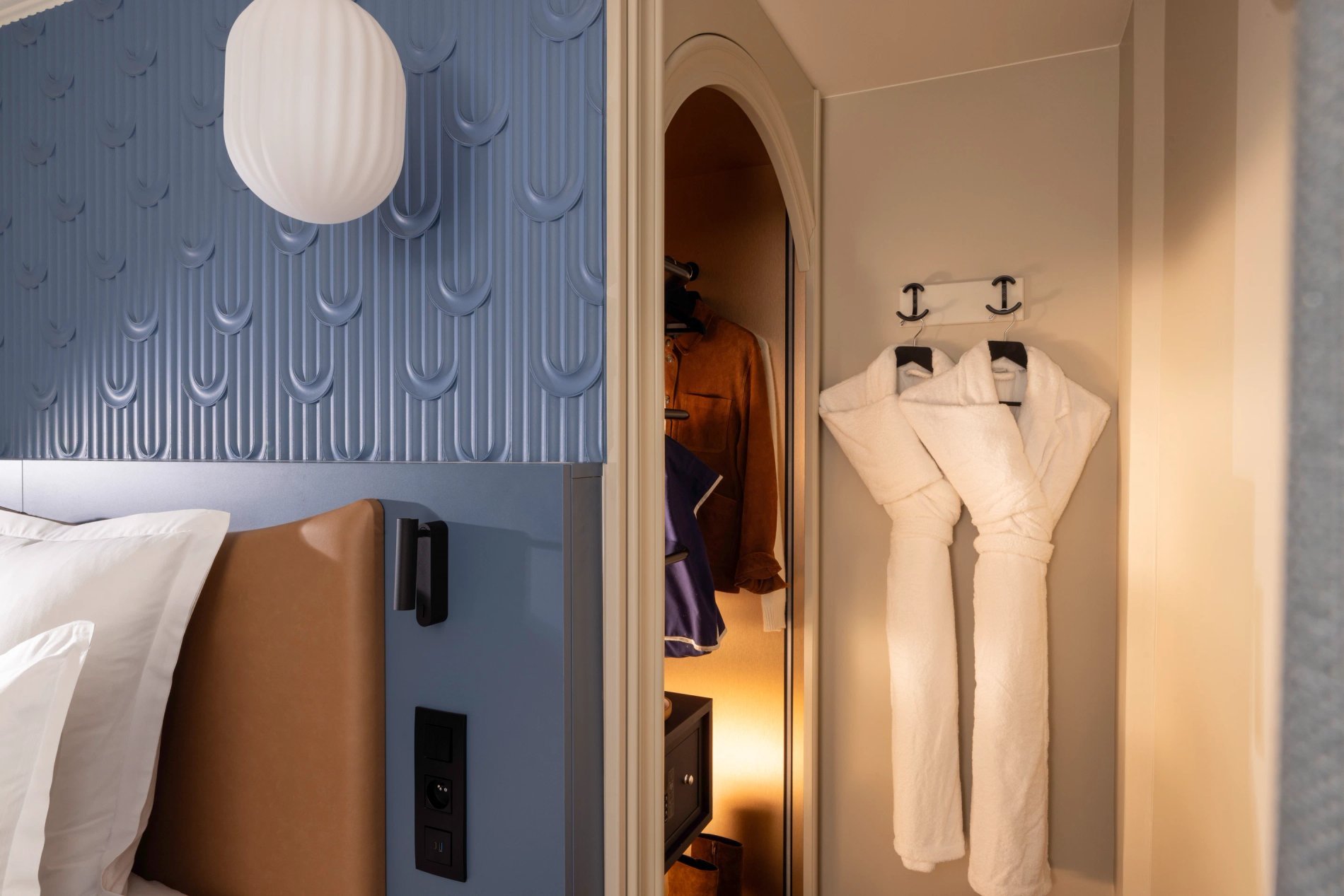 Hotel L'Ormaie Classic Room Eiffel Tower view Closet