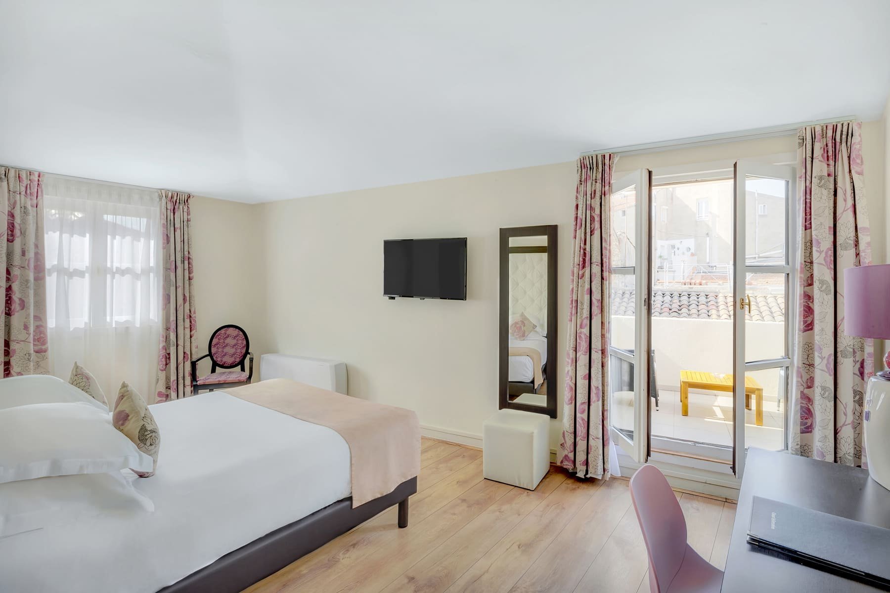 Spacious and bright room with balcony at Best Western Marquis de la Baume in Nîmes