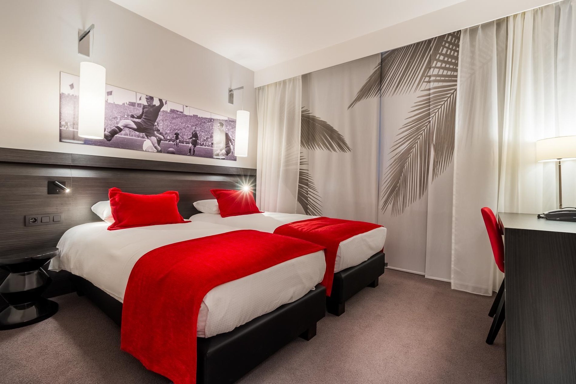 Chambre familiale moderne avec un décor en rouge et blanc