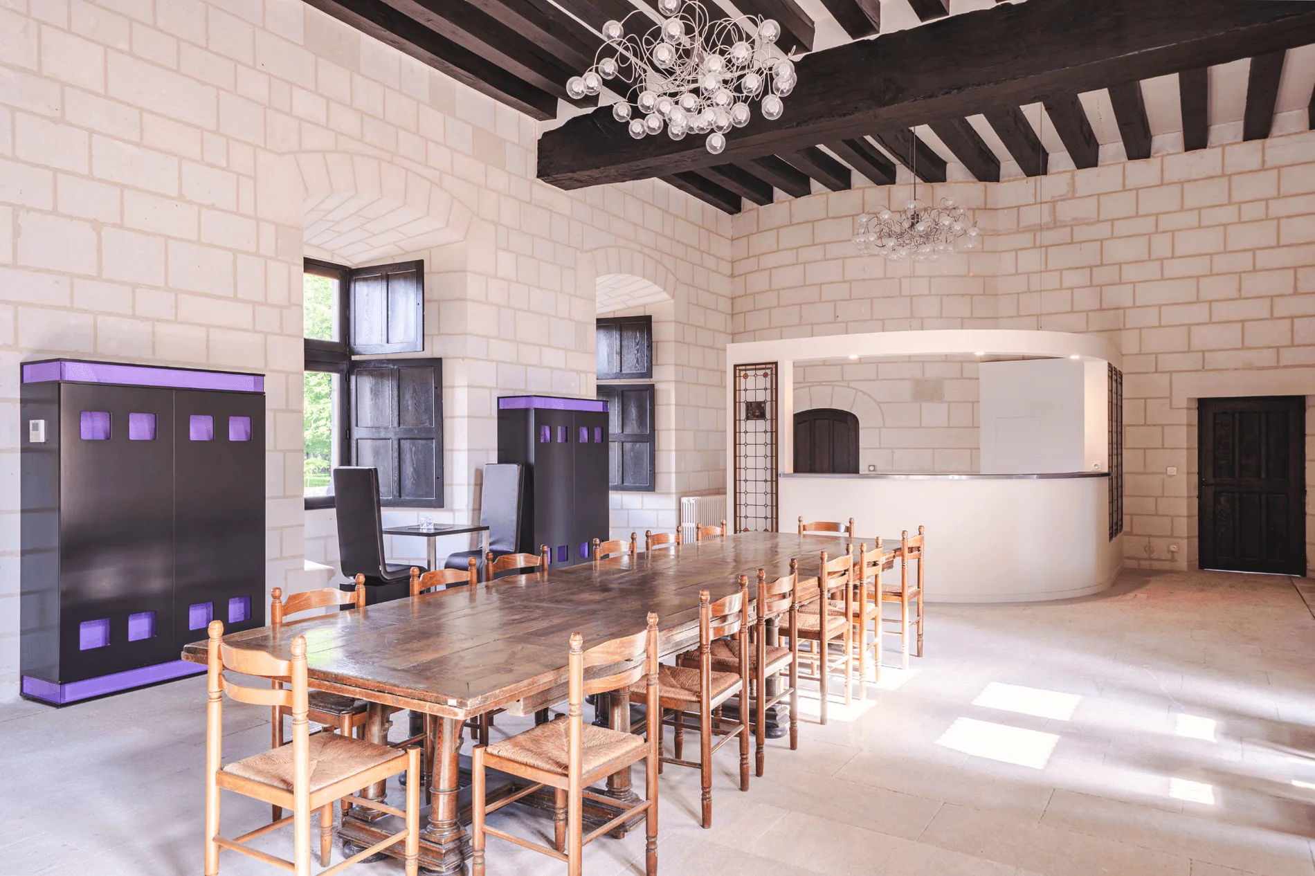 Espace de réunion élégant au château de Coudray Montpensier, idéal pour séminaires et événements professionnels.