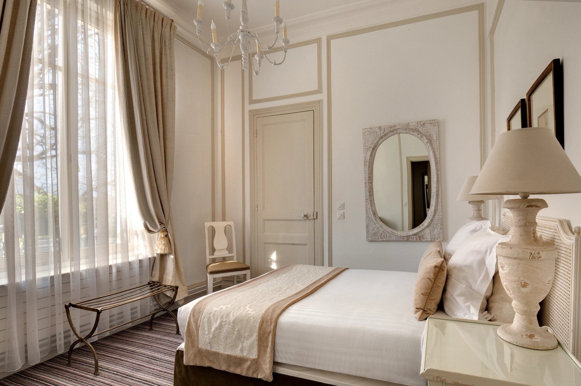 Pavillon Henri IV | Chambre classique vue lit