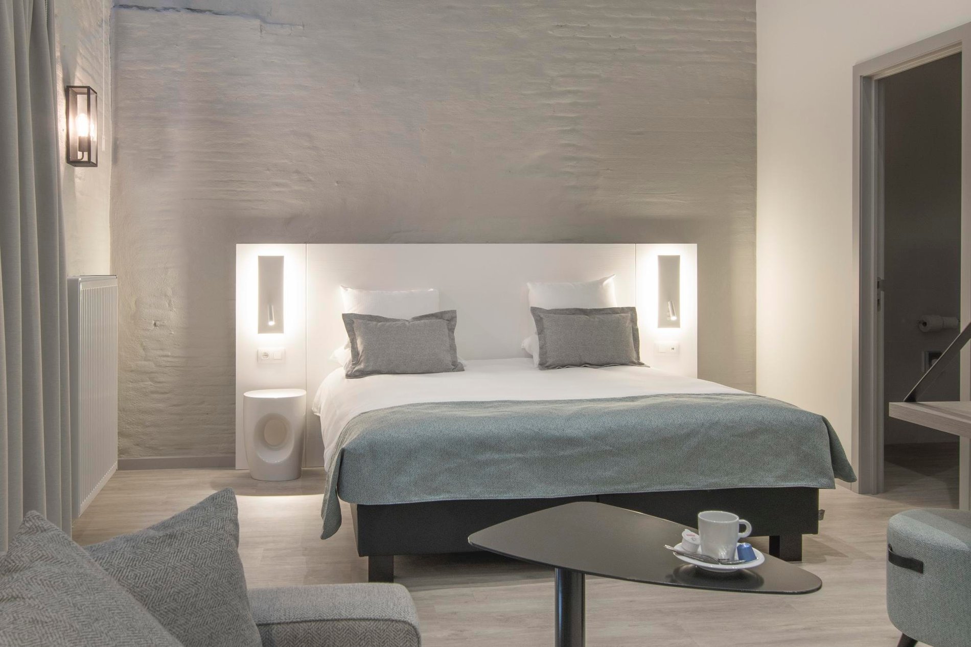 Elegantes Zimmer mit minimalistischem Design im Martin's Brugge