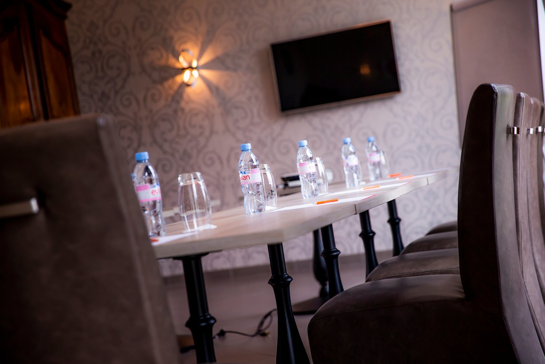 Hotel La Ramade's seminar room with tables and chairs, symbolizing a space ready for meetings.