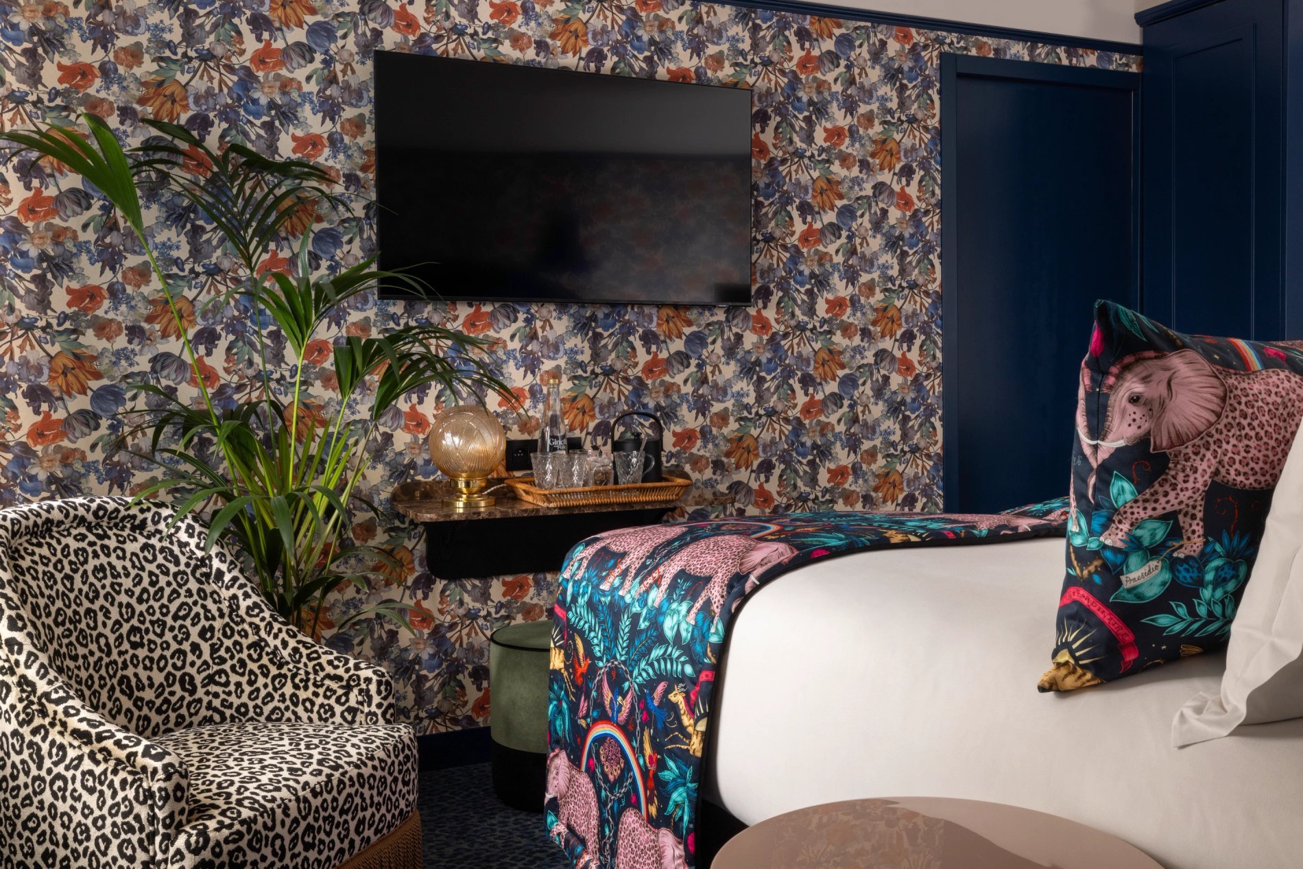 Hotel Ginette à la Folie Superior Room Desk