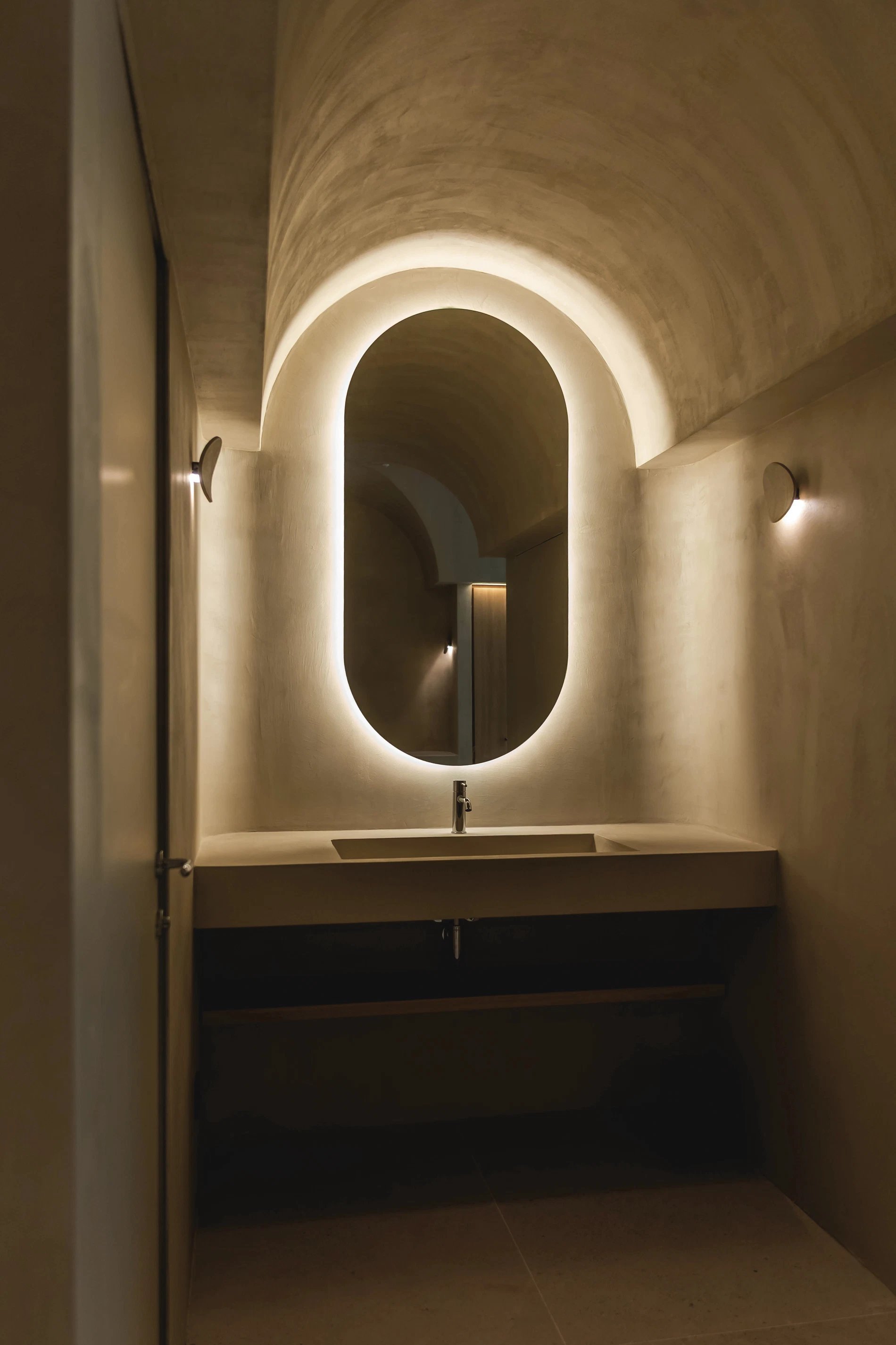 Salle de bain voûtée au design élégant dans l’espace bien-être de la Villa des Vignes à Saint-Émilion