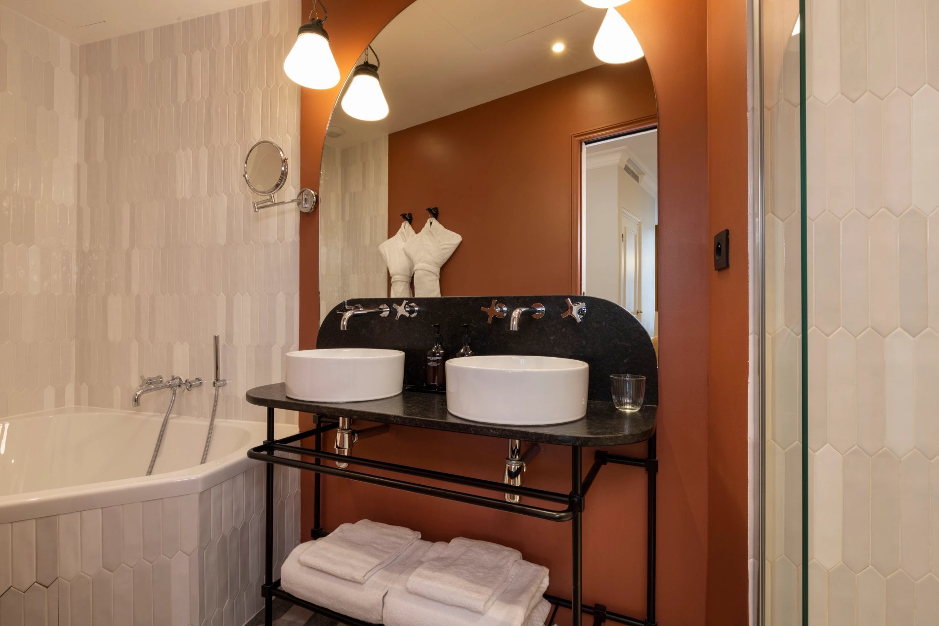 Große Eckbadewanne und Doppelwaschtisch in der Executive Suite im Hôtel Gramont Paris