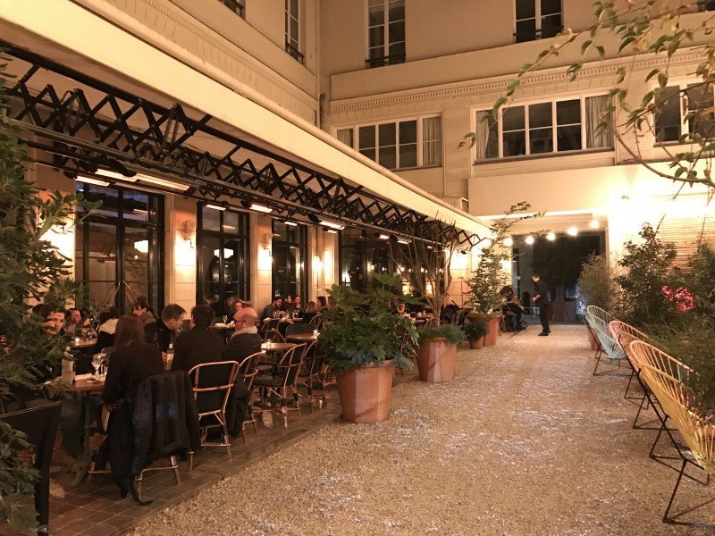 Der Innenhof des Restaurants und der Bar Bambou in der Rue des Jeuneurs, nahe dem Hôtel Gramont