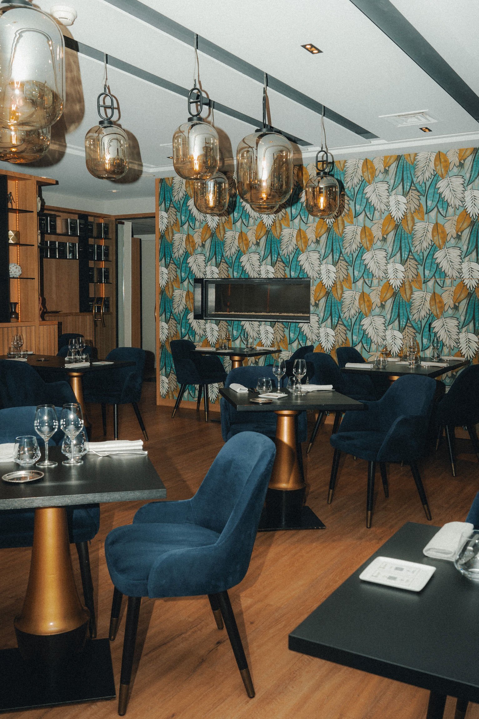 Hôtel Les Trésoms Restaurants | Salle spacieuse et lumineuse du restaurant L'Atelier, décoration moderne et raffinée pour une expérience culinaire contemporaine
