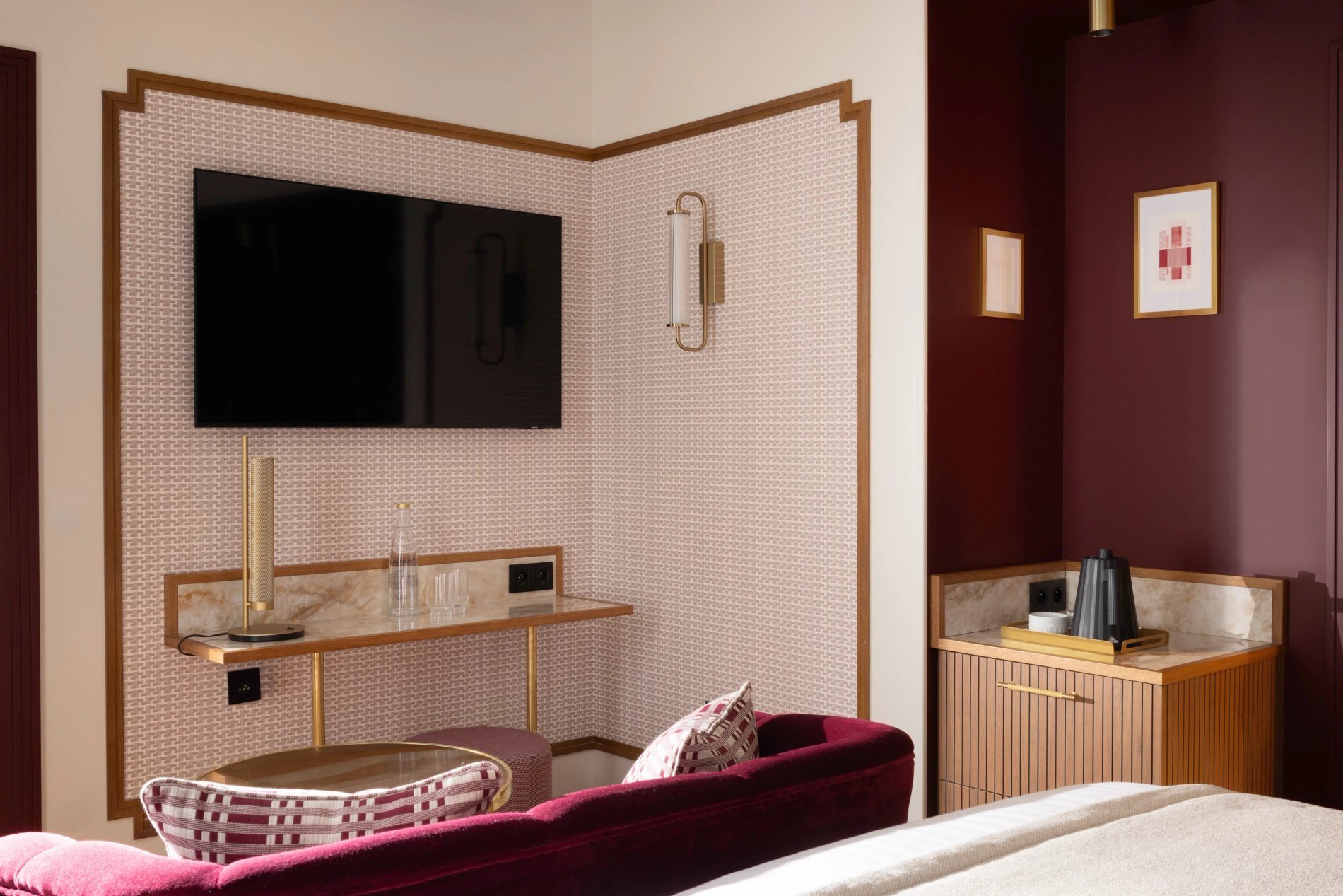 Hotel Filigrane | Deluxe Room Desk Kettle Tv