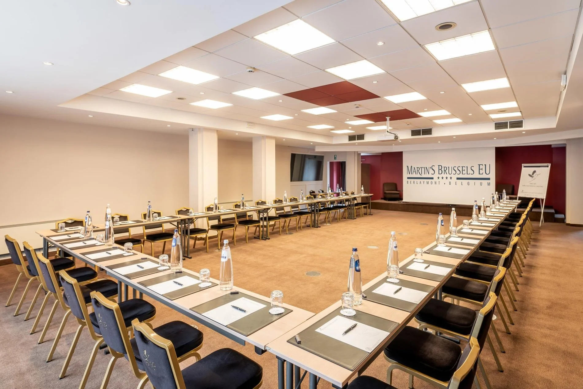 Klassenzimmer-Setup in einem Tagungsraum im Martin's Brussels EU