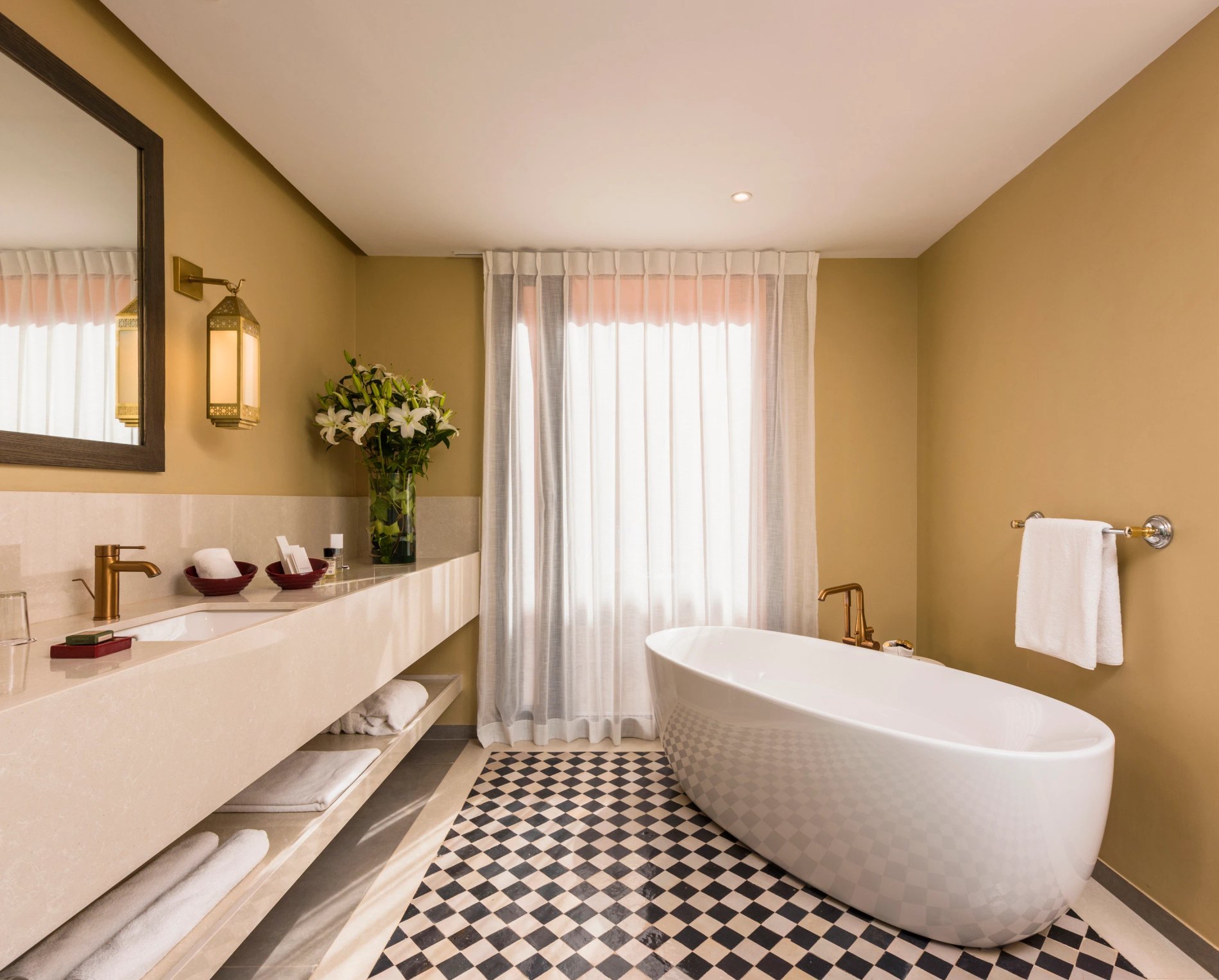 Salle de bain élégante de la Suite Vizir au Berbère Palace à Ouarzazate