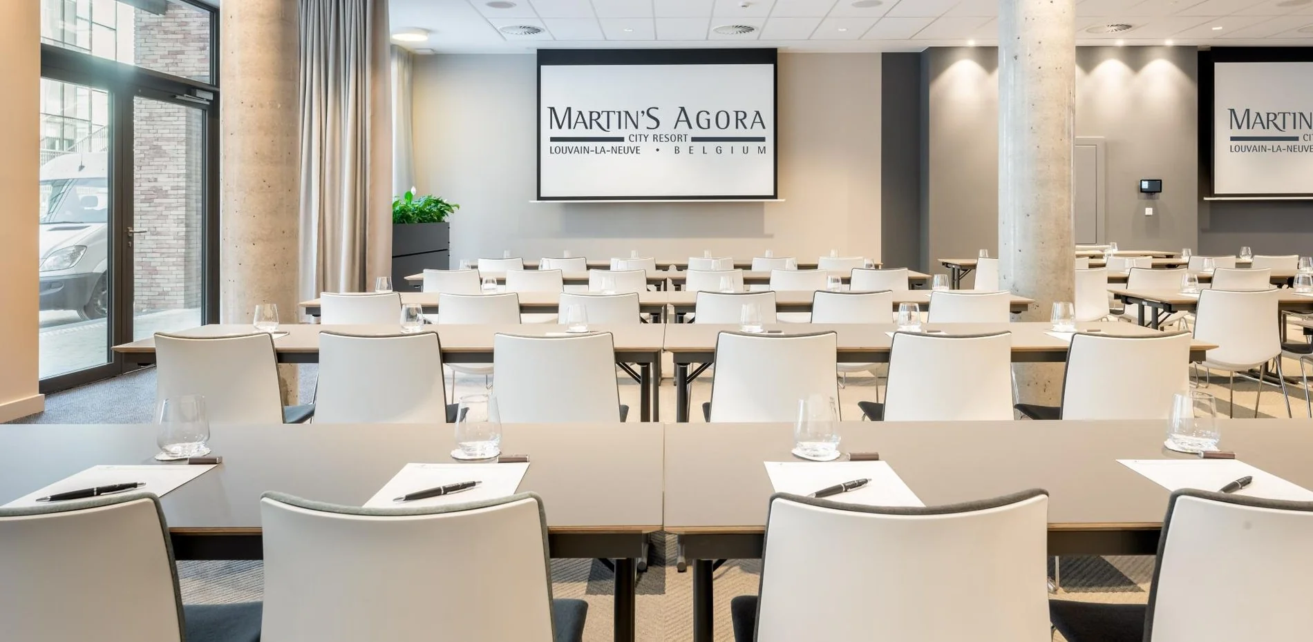 Moderner und ausgestatteter Tagungsraum für Ihre beruflichen Veranstaltungen.