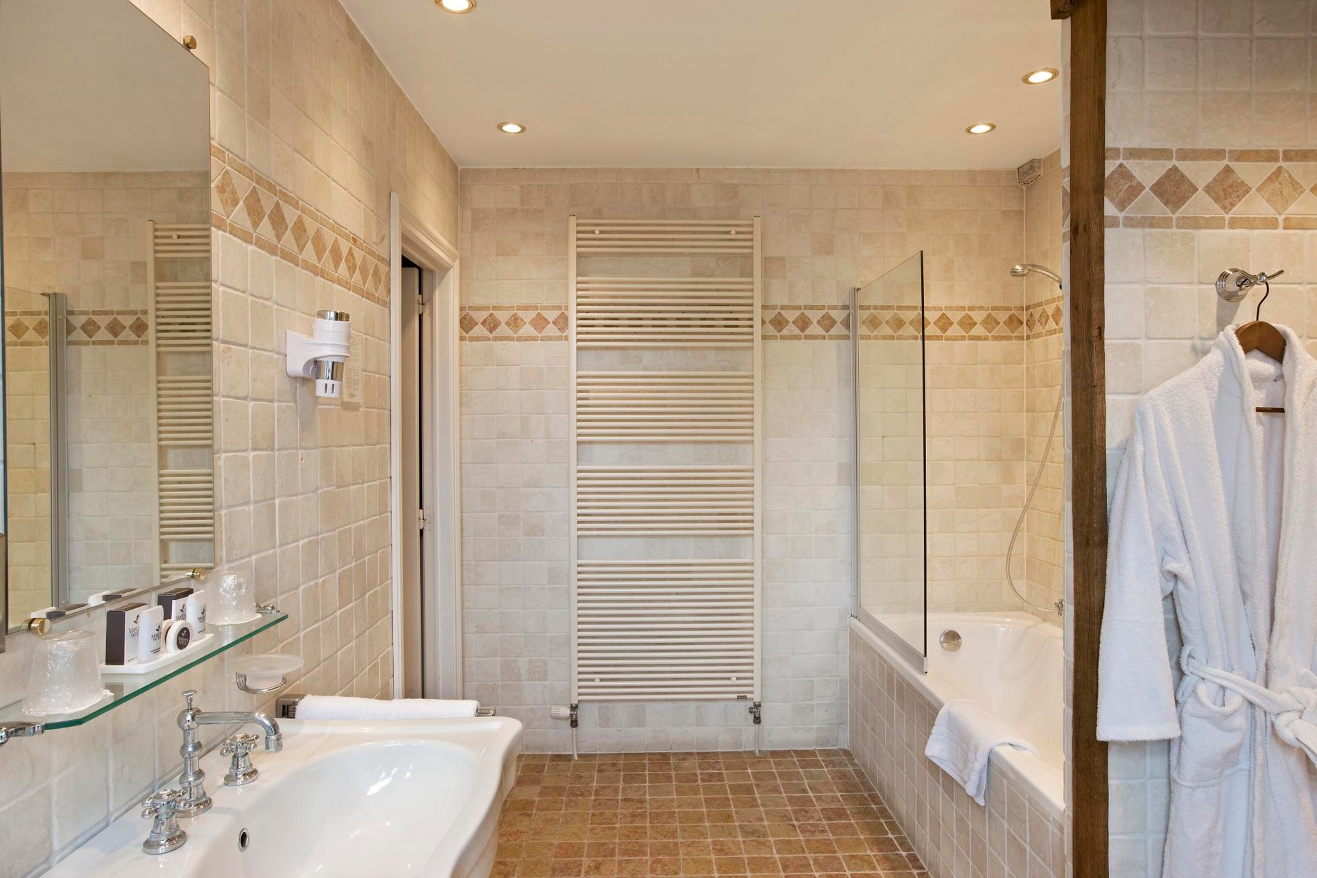 Salle de bain élégante avec douche et baignoire à Martin’s Relais.