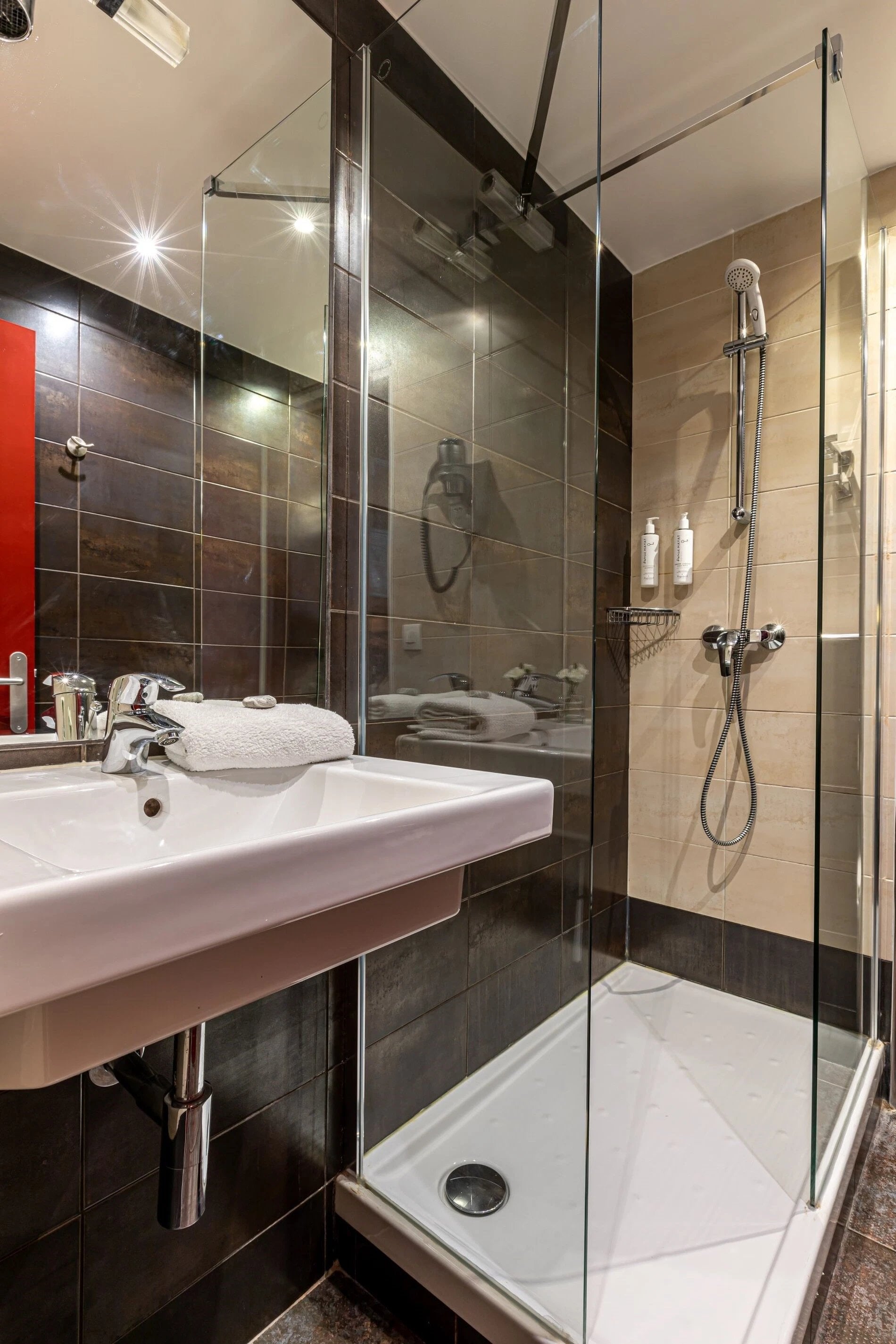 Salle de bain privative de la Chambre Classique Double avec douche à l'italienne et équipements modernes à l'Hôtel Ariane Montparnasse