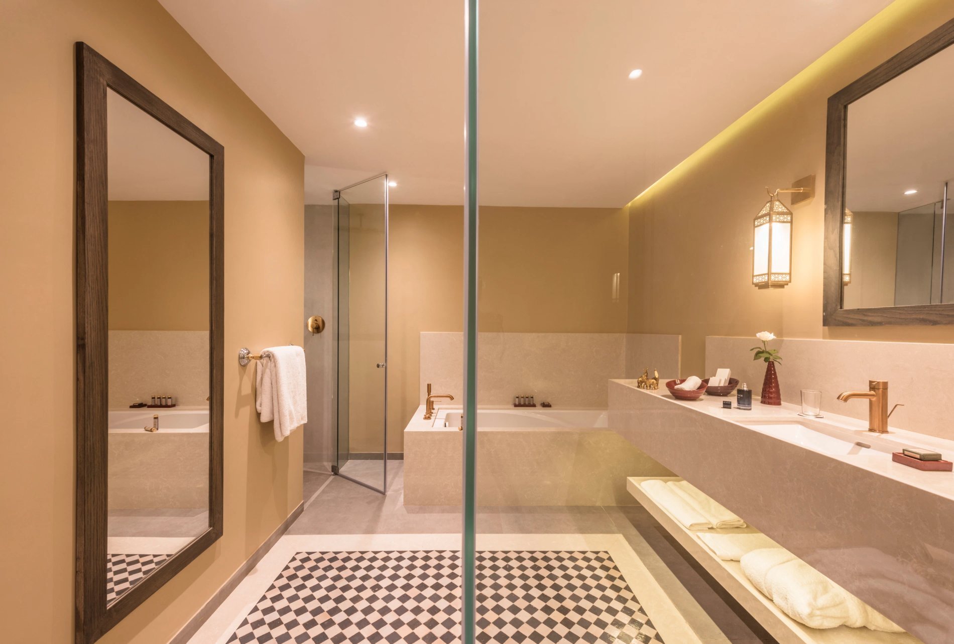 Salle de bain moderne et raffinée de la chambre Deluxe du Berbère Palace