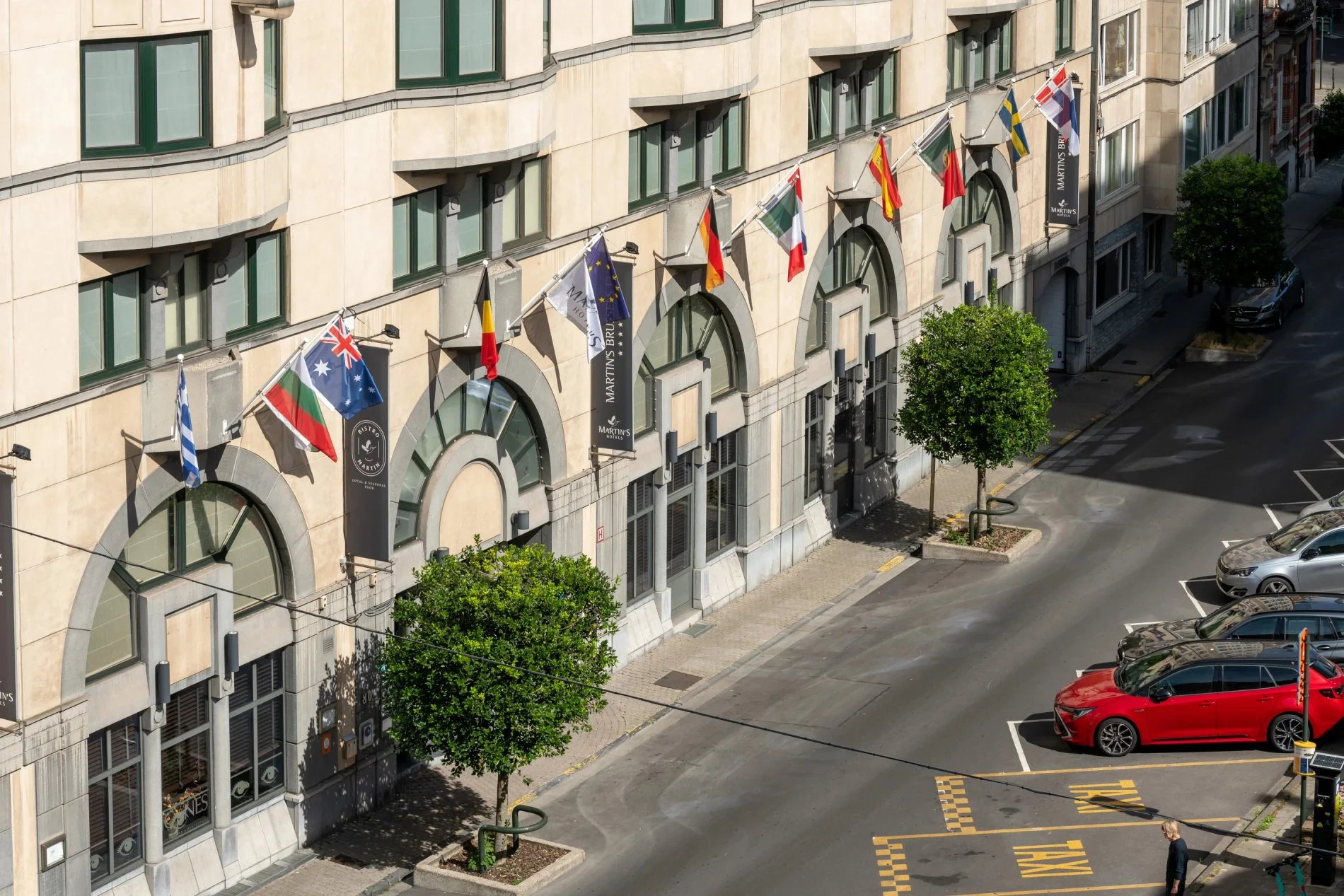 Entrée principale de l'hôtel Martin's Brussels EU avec drapeaux internationaux