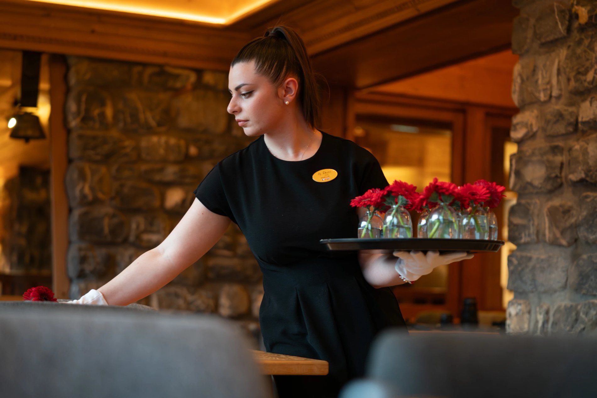 Amélie Sa, notre responsable de la restauration en train de poser des fleurs fraiches sur les tables pour le service du soir