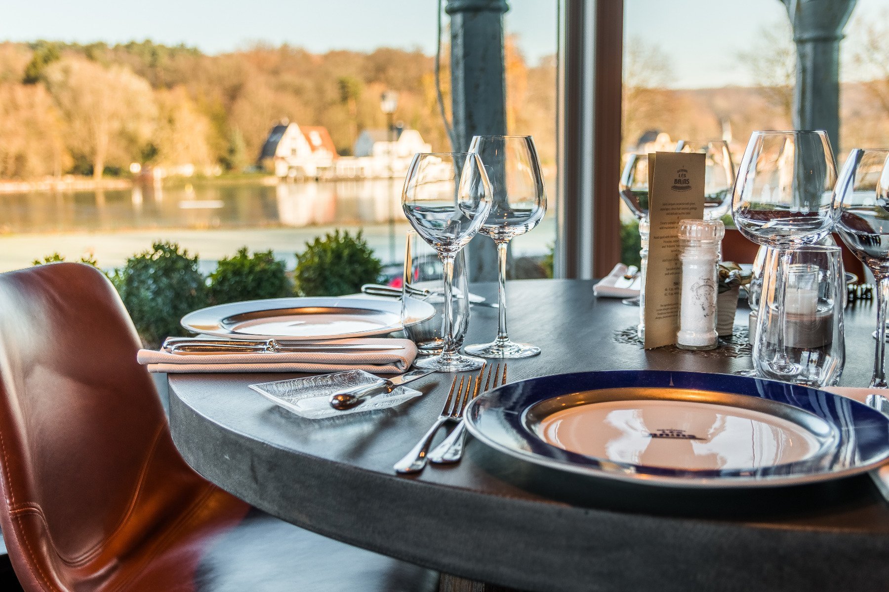 Table raffinée avec vue sur le lac au restauran