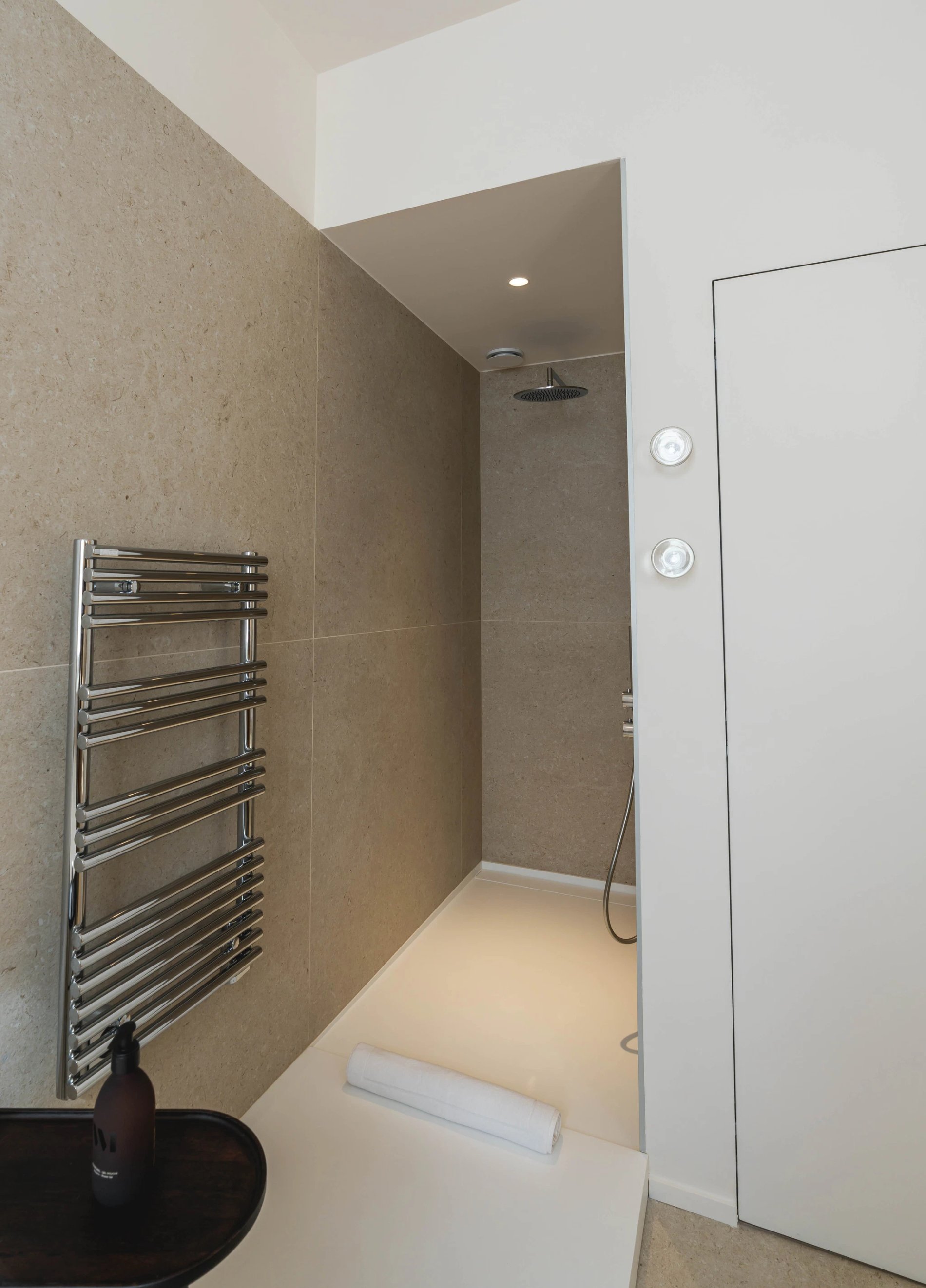 Salle de bain moderne avec douche à l’italienne dans la Suite Signature de la Villa des Vignes