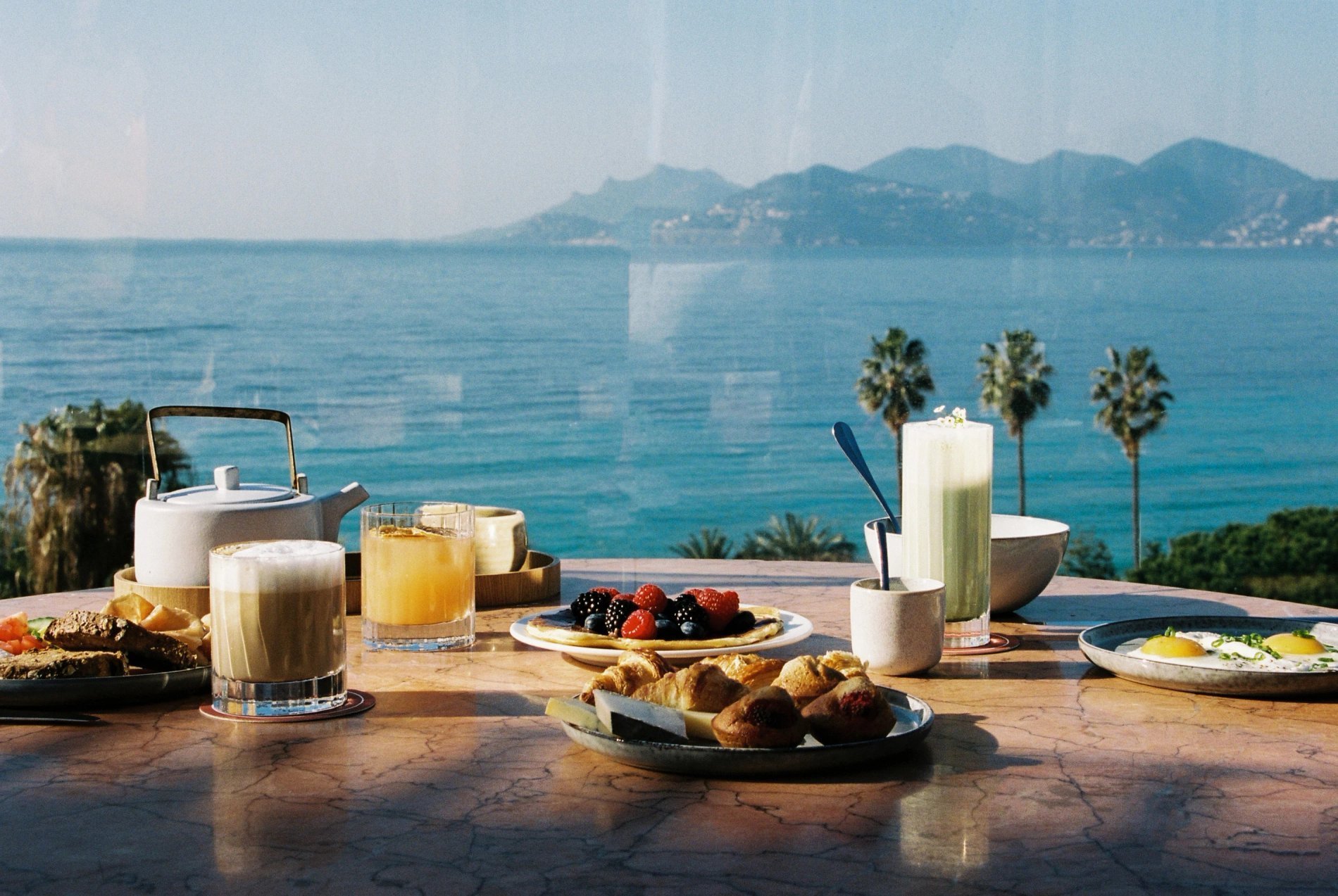 Brunch on the terrace facing the Mediterranean at Hôtel Belle Plage Visuel 3