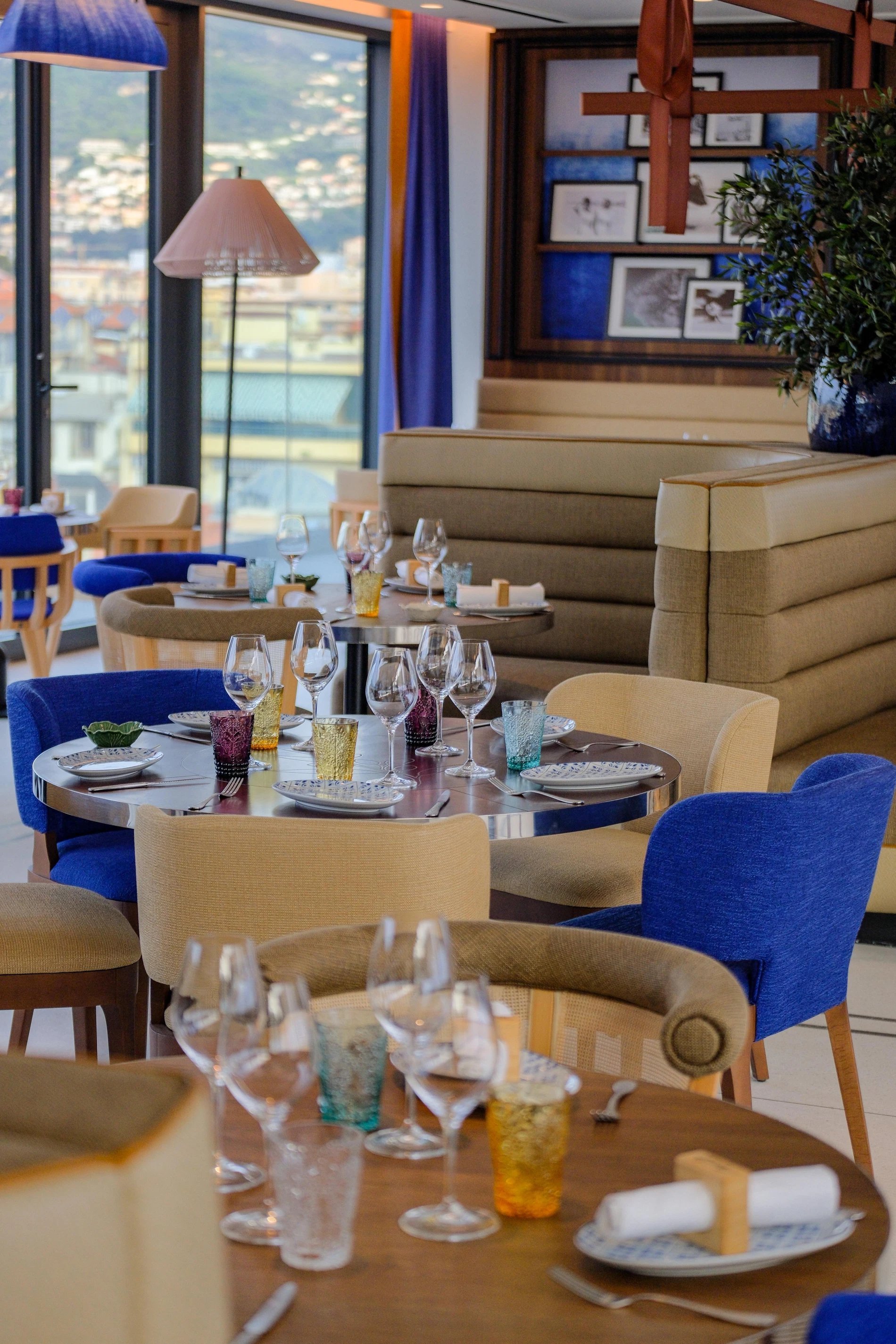 Restaurant bleu roi : tables mises et fauteuils confortables au Bar Taulissa.