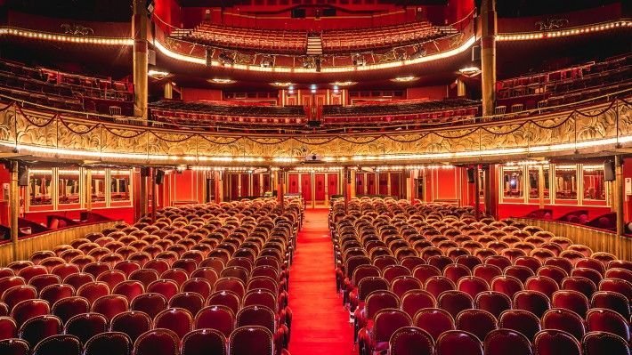 Few steps from Hotel Gramont, the hall of Folies Bergère in the 9th arrondissement.