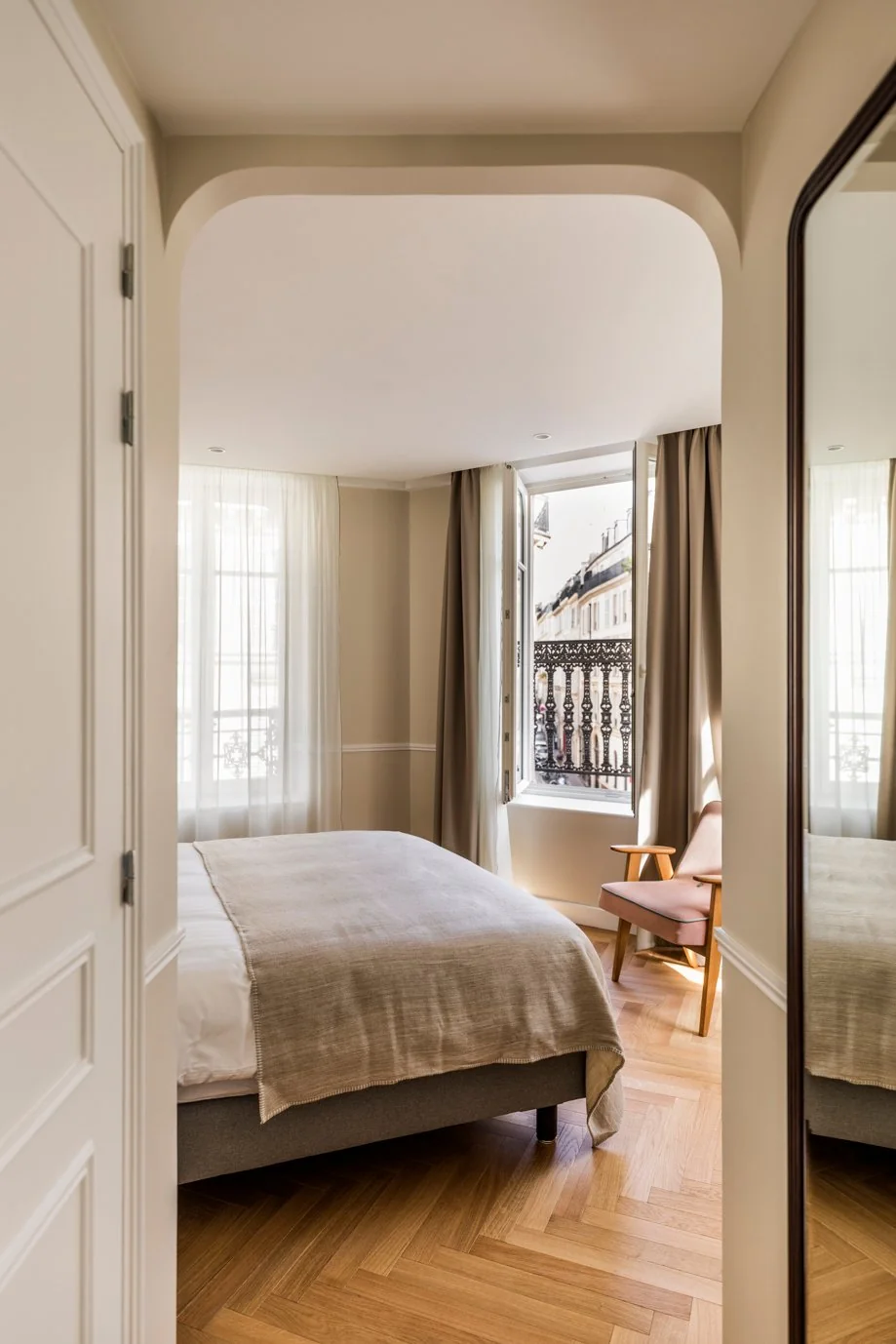 Intérieur de chambre de l'Hôtel Chamar reflété dans un miroir, design lumineux.