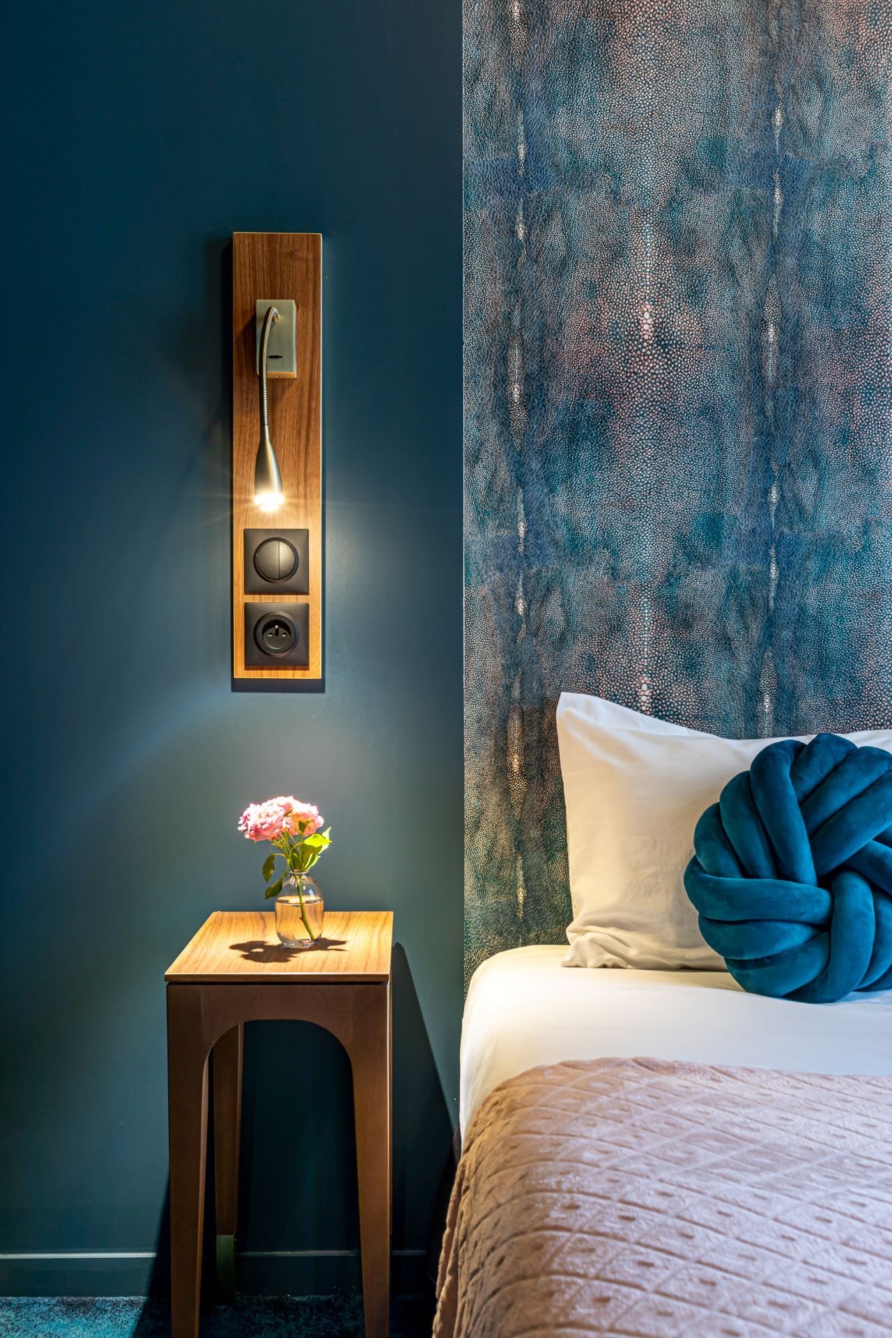 Détail de la Chambre Supérieure Zen de l’Hôtel Glasgow Monceau à Paris avec table de chevet, éclairage design et décoration contemporaine