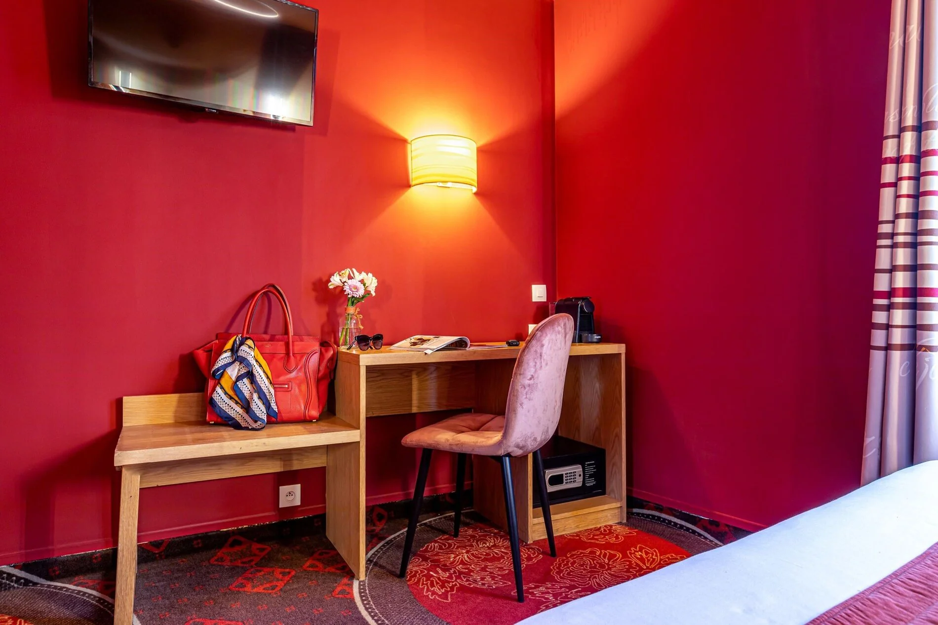 Espace bureau de la Chambre Confort Double avec télévision, coffre-fort et Wi-Fi gratuit à l'Hôtel Ariane Montparnasse