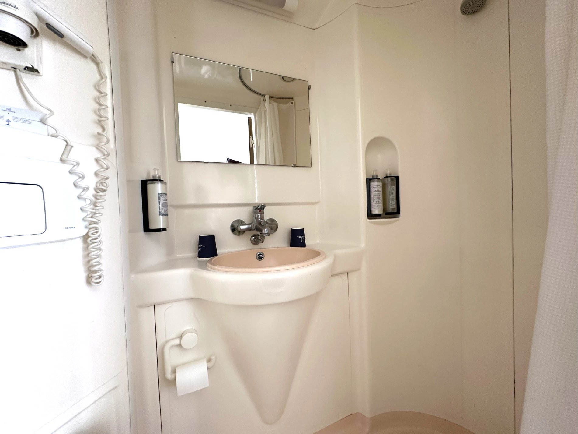 Salle de bain moderne au Timhotel Boulogne-Rives-de-Seine