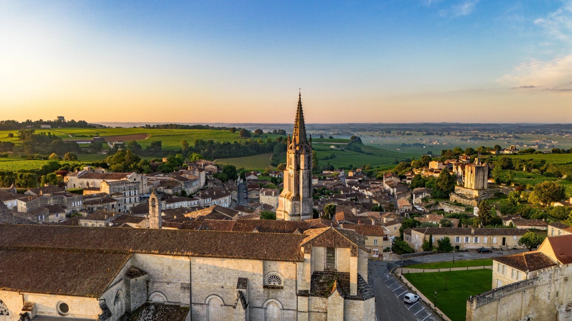 Vue aérienne sur Saint-Émilion et son église monolithe au lever du soleil
