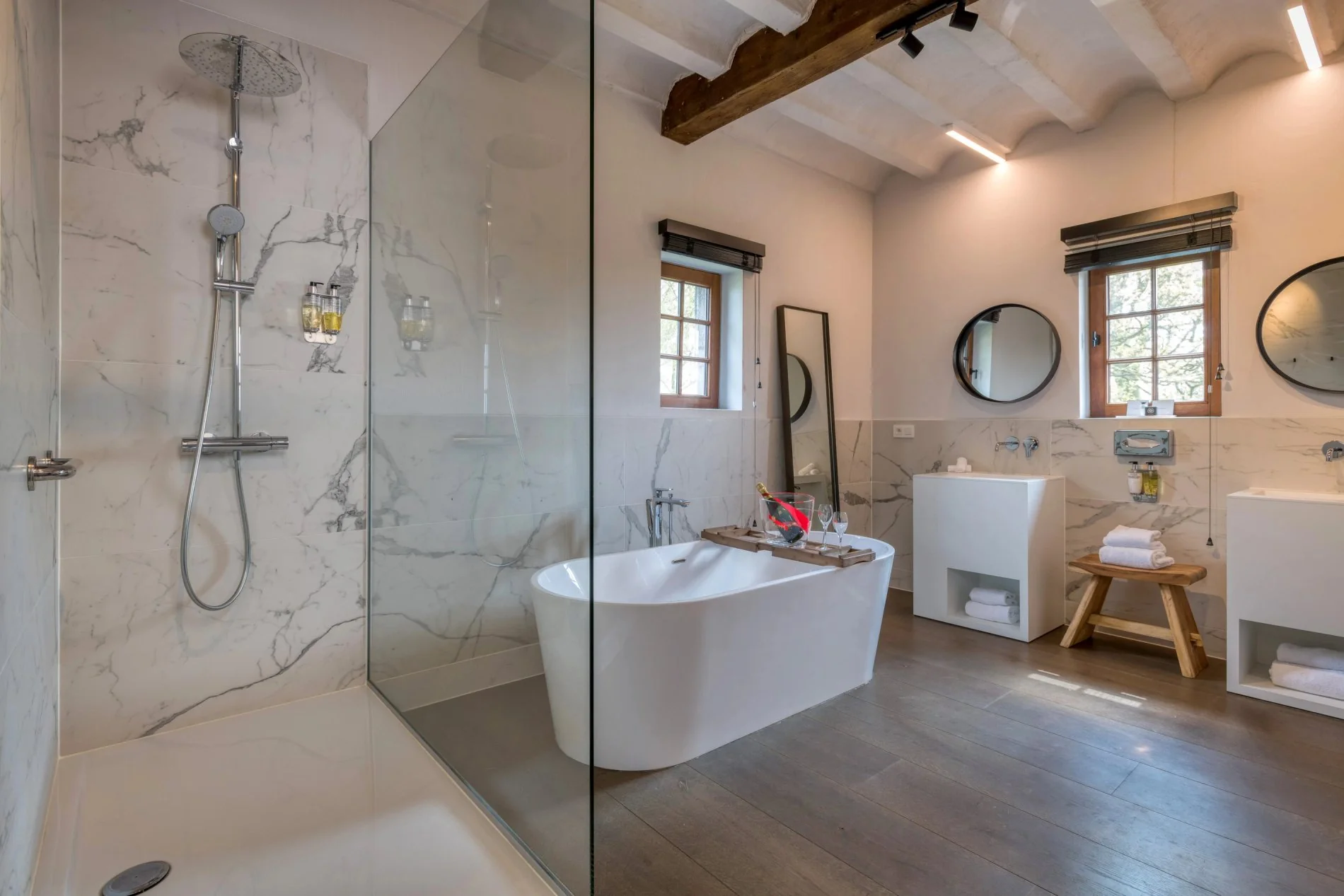 Moderne badkamer met inloopdouche en bad in het Martin's Rentmeesterij