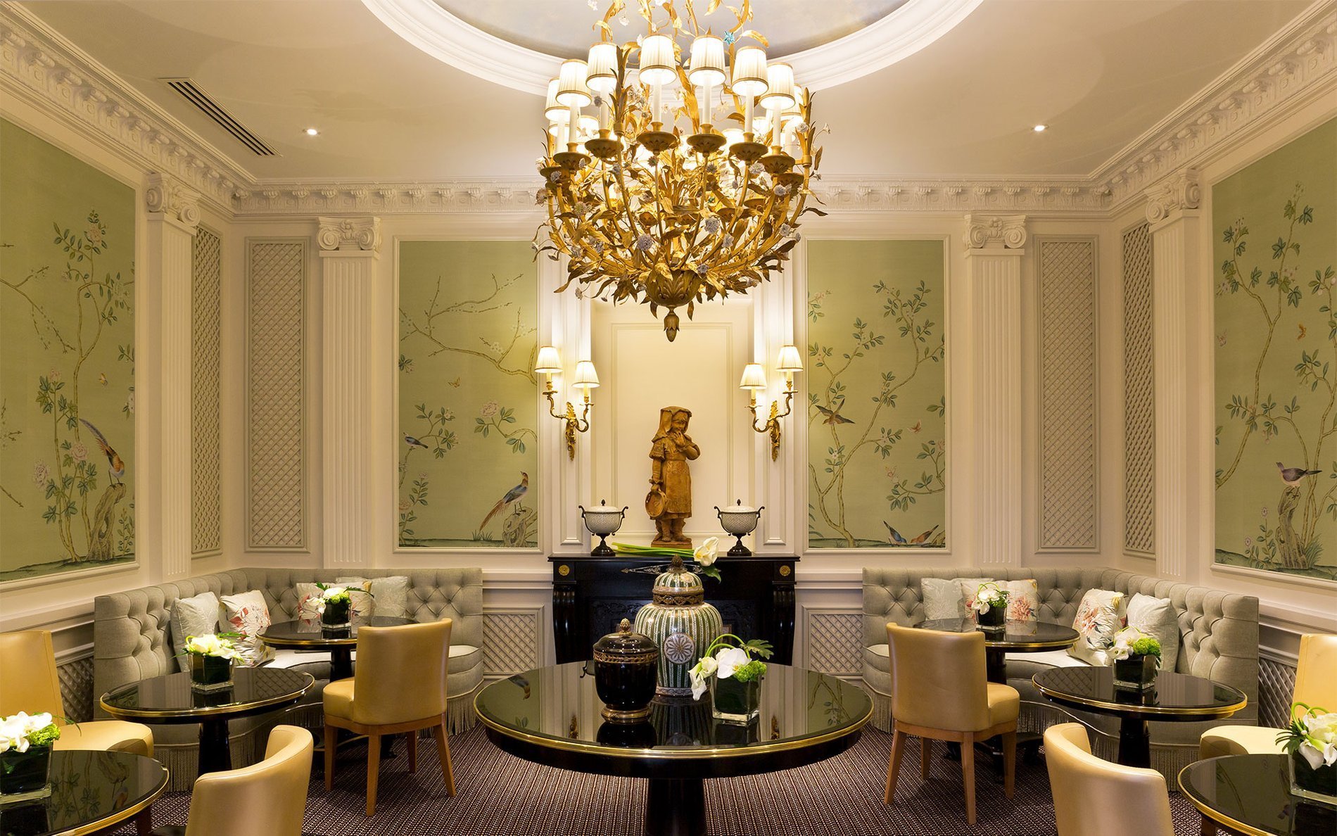 Boudoir de l’Hôtel San Régis à Paris, un salon intime au décor raffiné, idéal pour un moment de détente ou un tea time élégant.