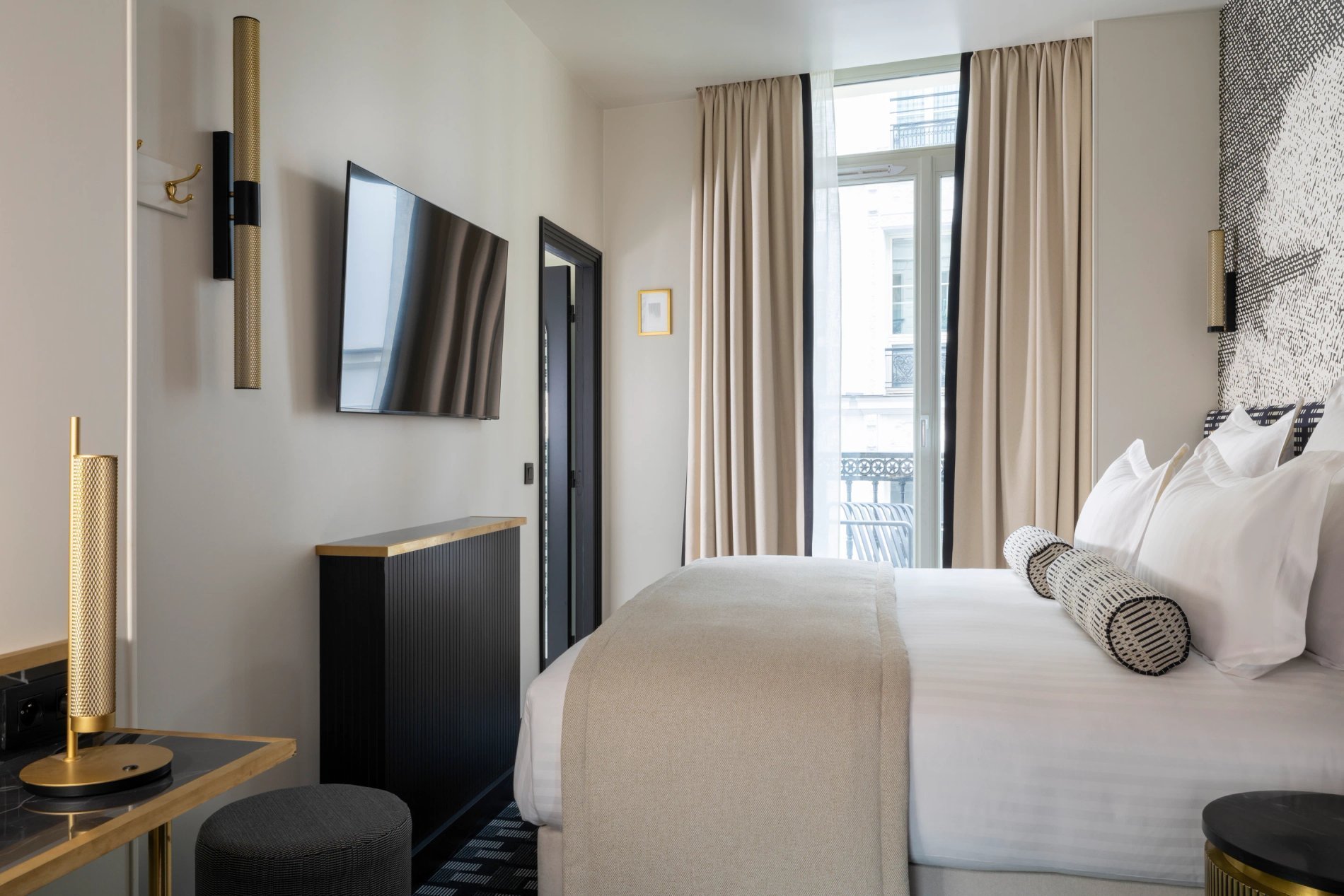 Hotel Filigrane | Superior Balcony Room Desk TV