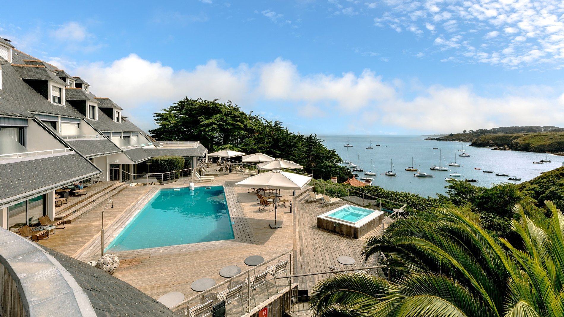 Piscine extérieure de l’Hôtel Le Cardinal à Belle-Île-en-Mer avec terrasse et vue panoramique sur la mer