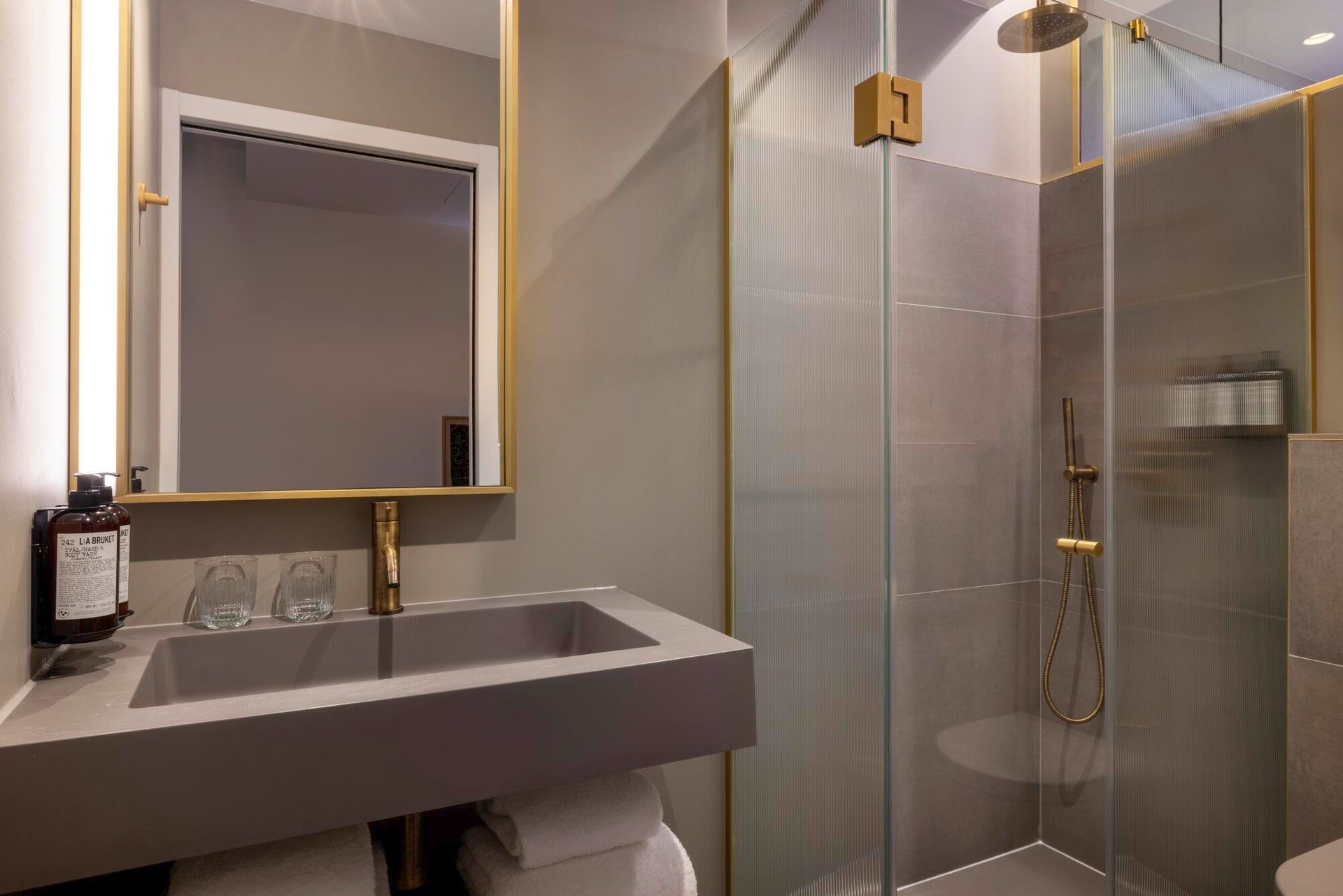 Hotel Pilgrim Classic Room Bathroom shower