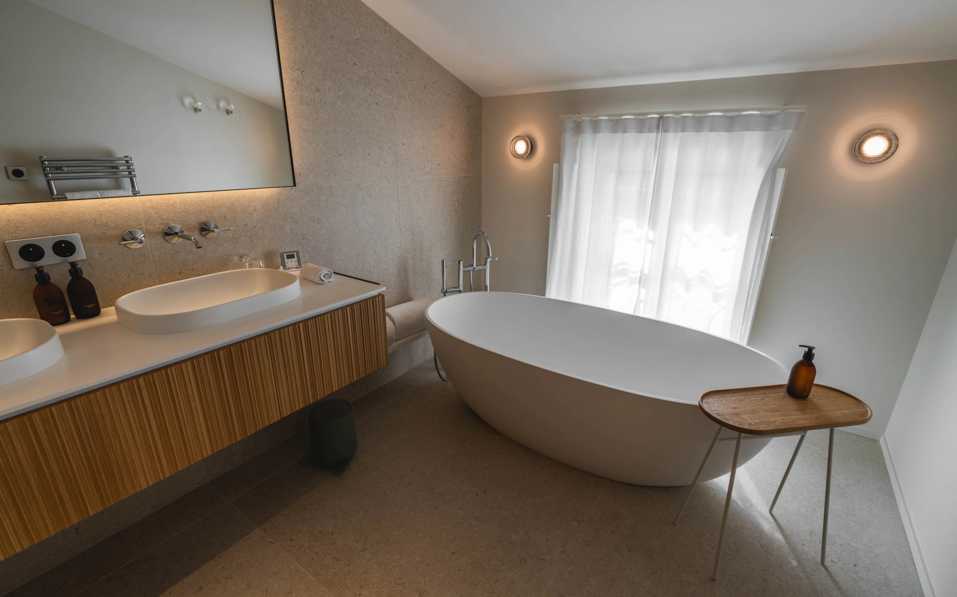 Salle de bain avec baignoire et double vasque dans la Suite Élégance de la Villa des Vignes