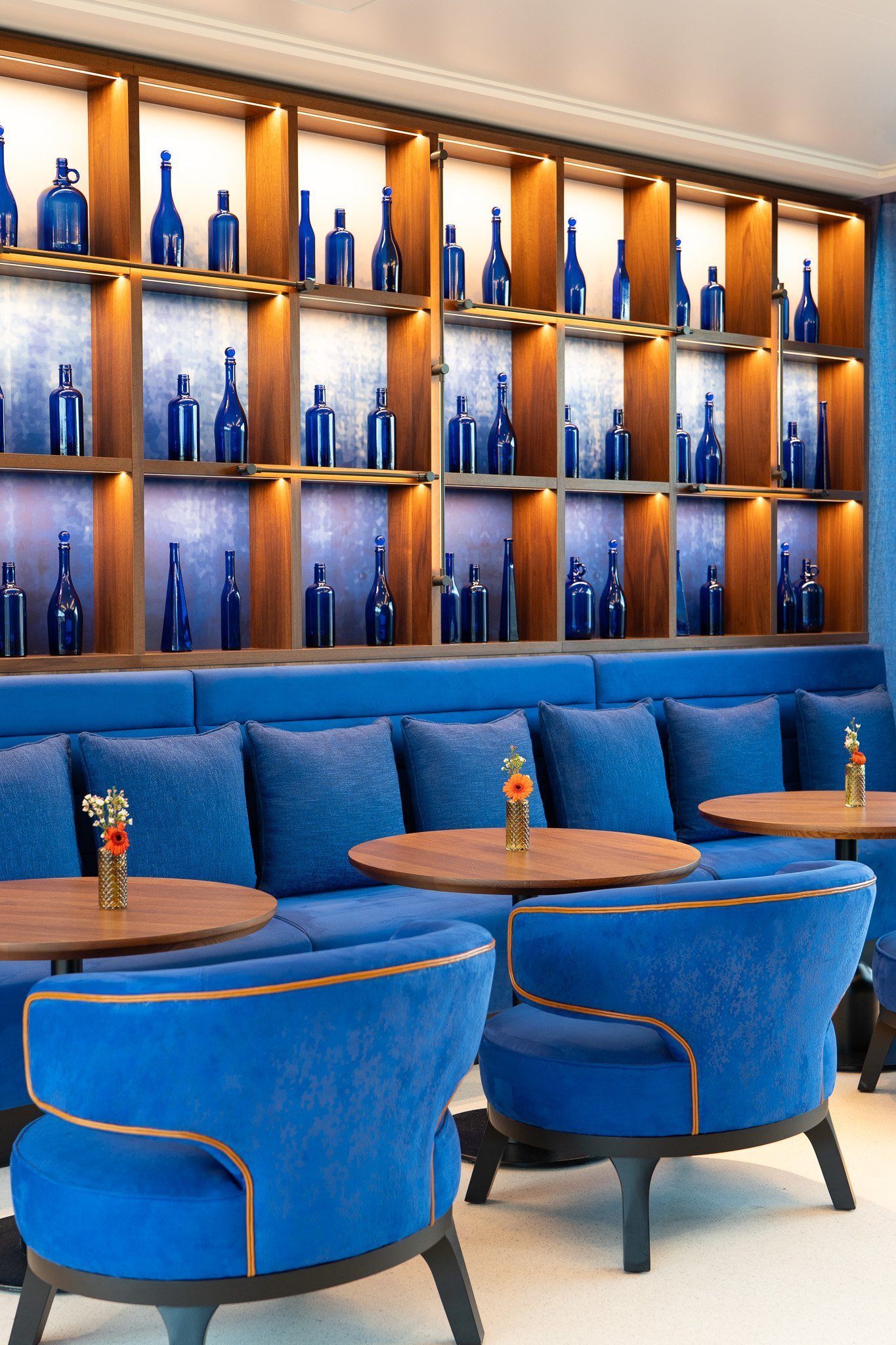 Bar Taulissa : Navy blue bar: bottle shelves, cozy armchairs, tables.