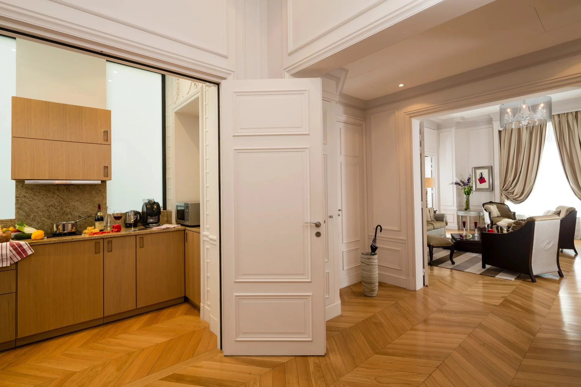 Appartement avec kitchenette équipée et espace salon au Majestic Hotel-Spa Paris, idéal pour un séjour en toute autonomie