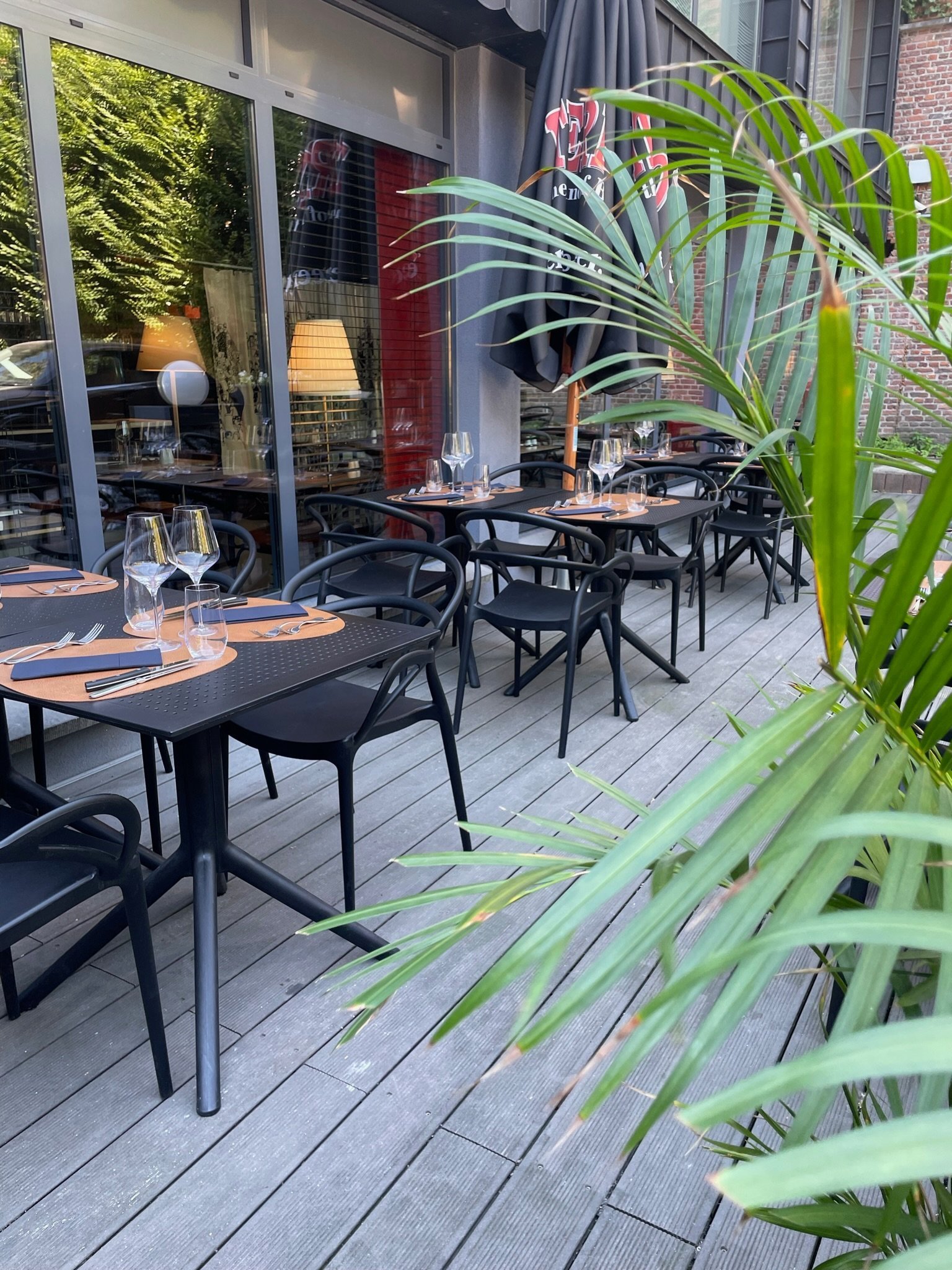 Terrasse extérieure paisible au Martin's Dream à Mons, idéale pour se détendre.