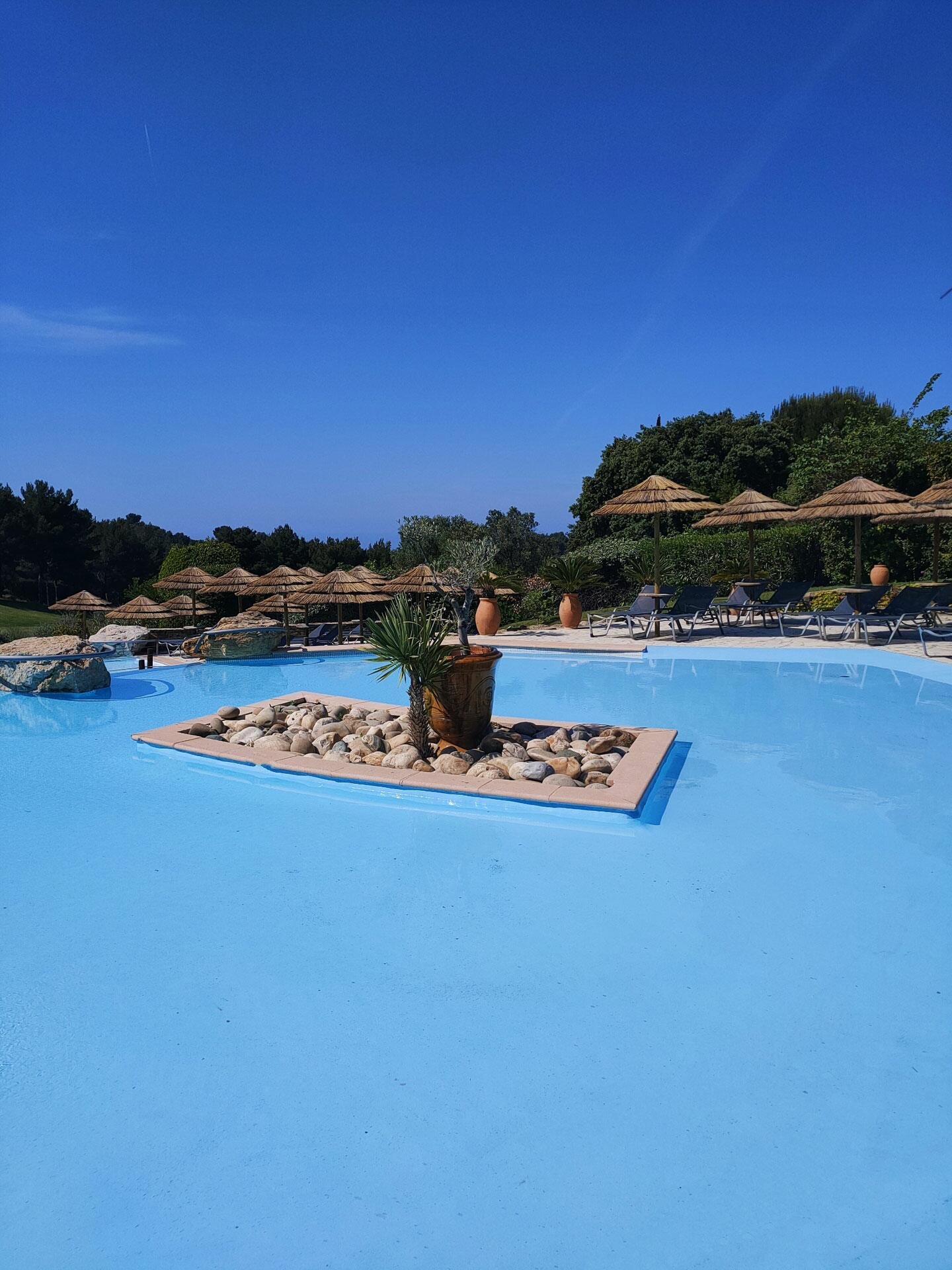 Outdoor swimming pool of the Resort Le Frégate Provence