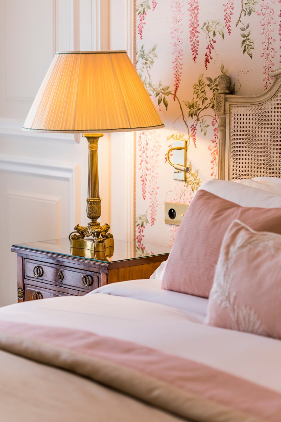 Détail d’une chambre élégante à l’Hôtel San Régis, lampe dorée et papier peint floral, hôtel de charme Paris 8.